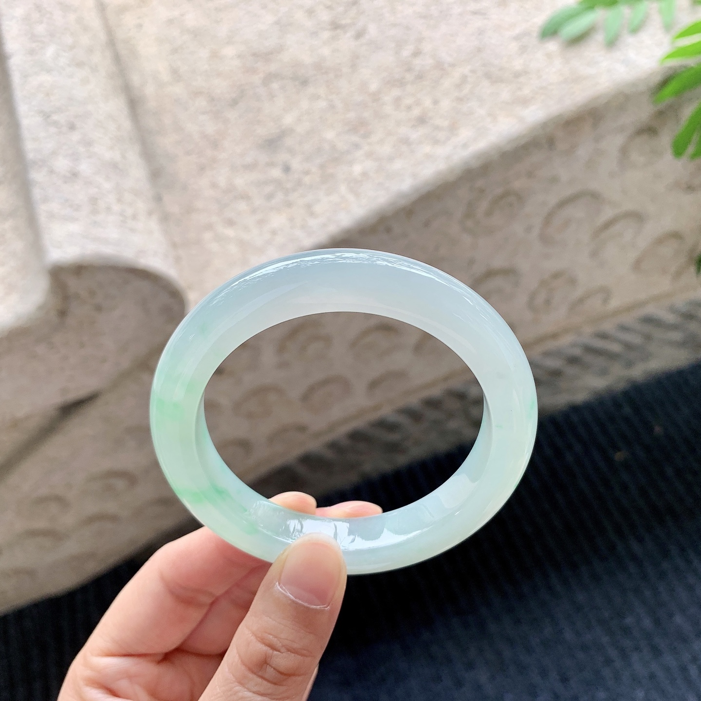 正圈54 55【圈口】55.2/11/9.3【编码】A1041515【描述】冰糯飘绿，水润，种老，细腻，无裂