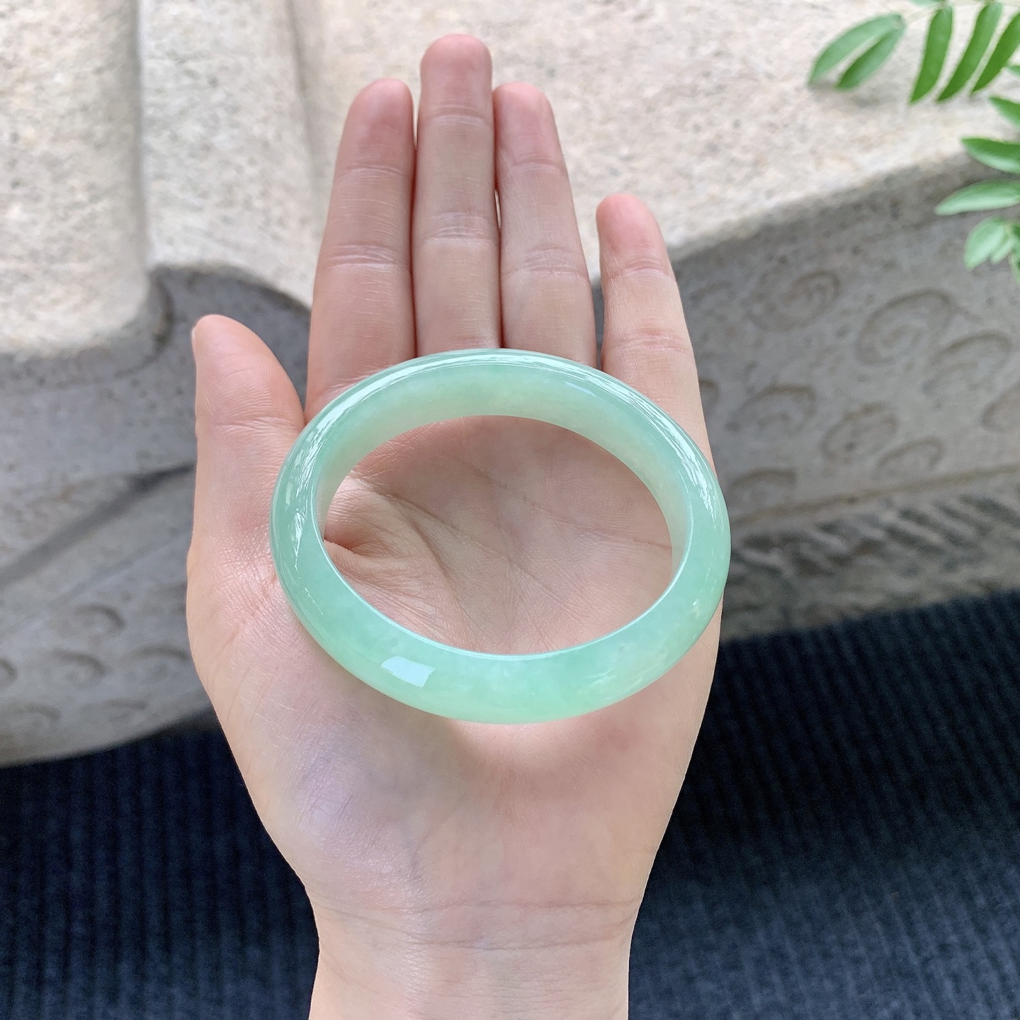 贵妃53 54 圈口54.6/46.9/13.3/7.5 满绿，水润，种老，细腻，打灯有絮线H1121434