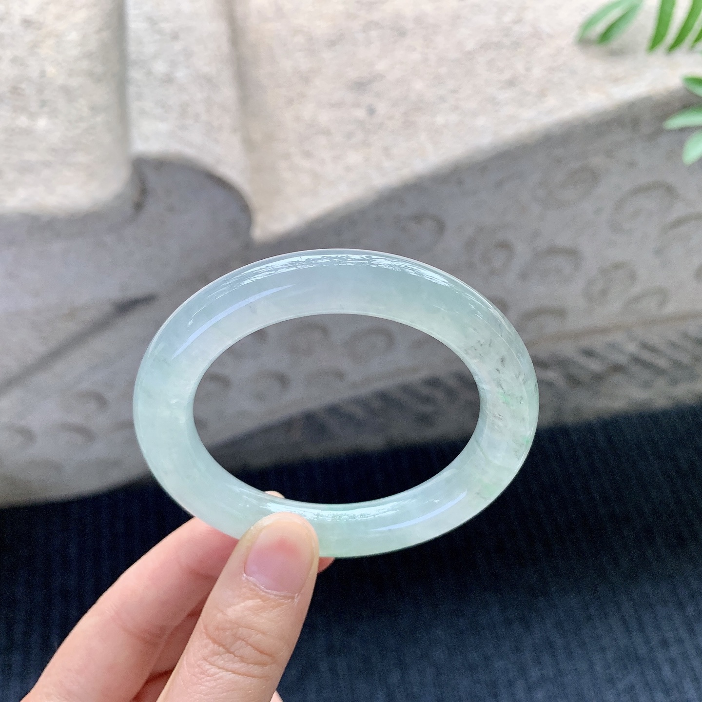 圆条51 52【圈口】52.7/10.2/10【编码】C5121417【描述】冰糯飘花，清透，水润，种老，细腻，打灯有絮线