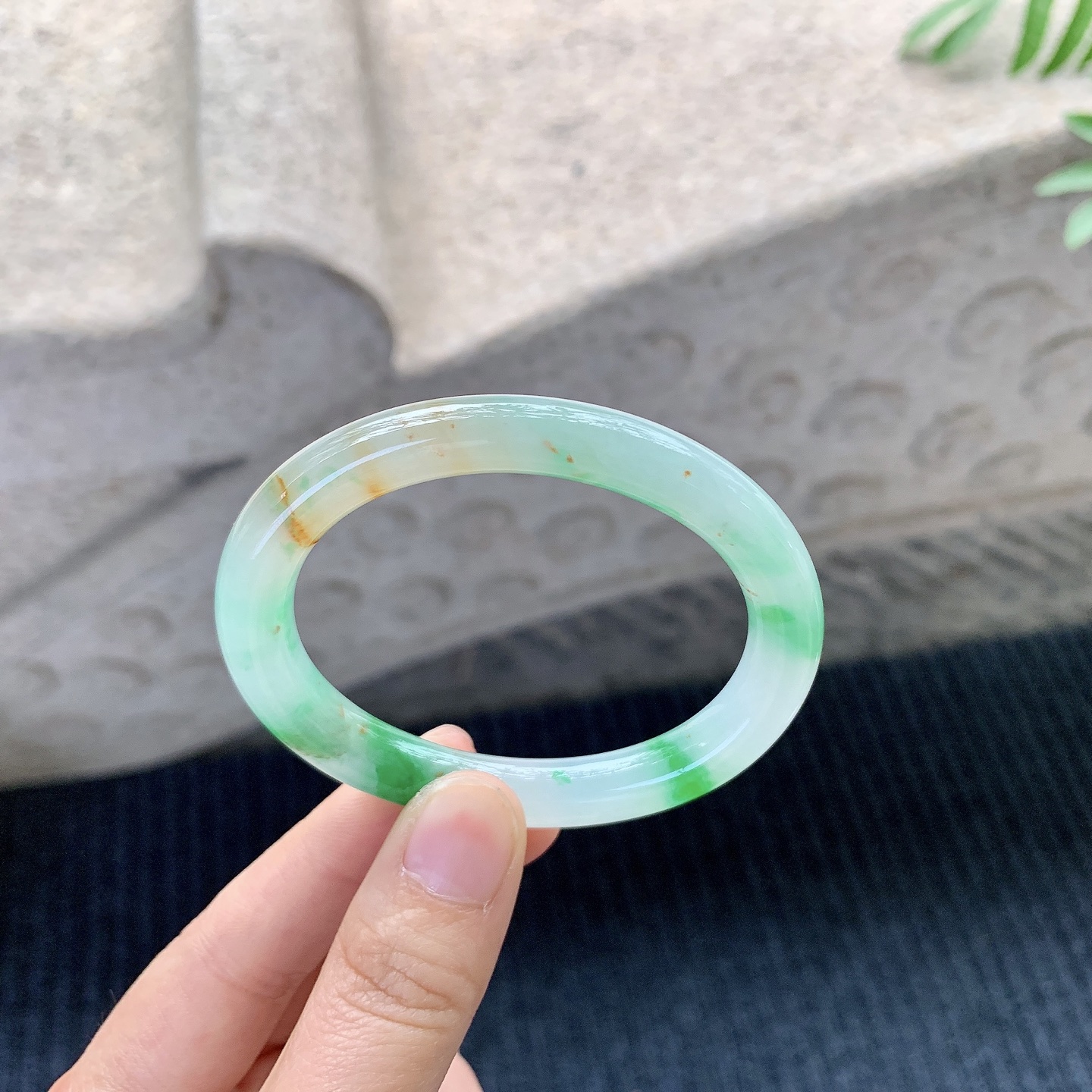 贵妃52 53【圈口】53/45/8.2/8【编码】B2121414【描述】冰糯黄加绿，水润，种老，细腻，打灯有纹线