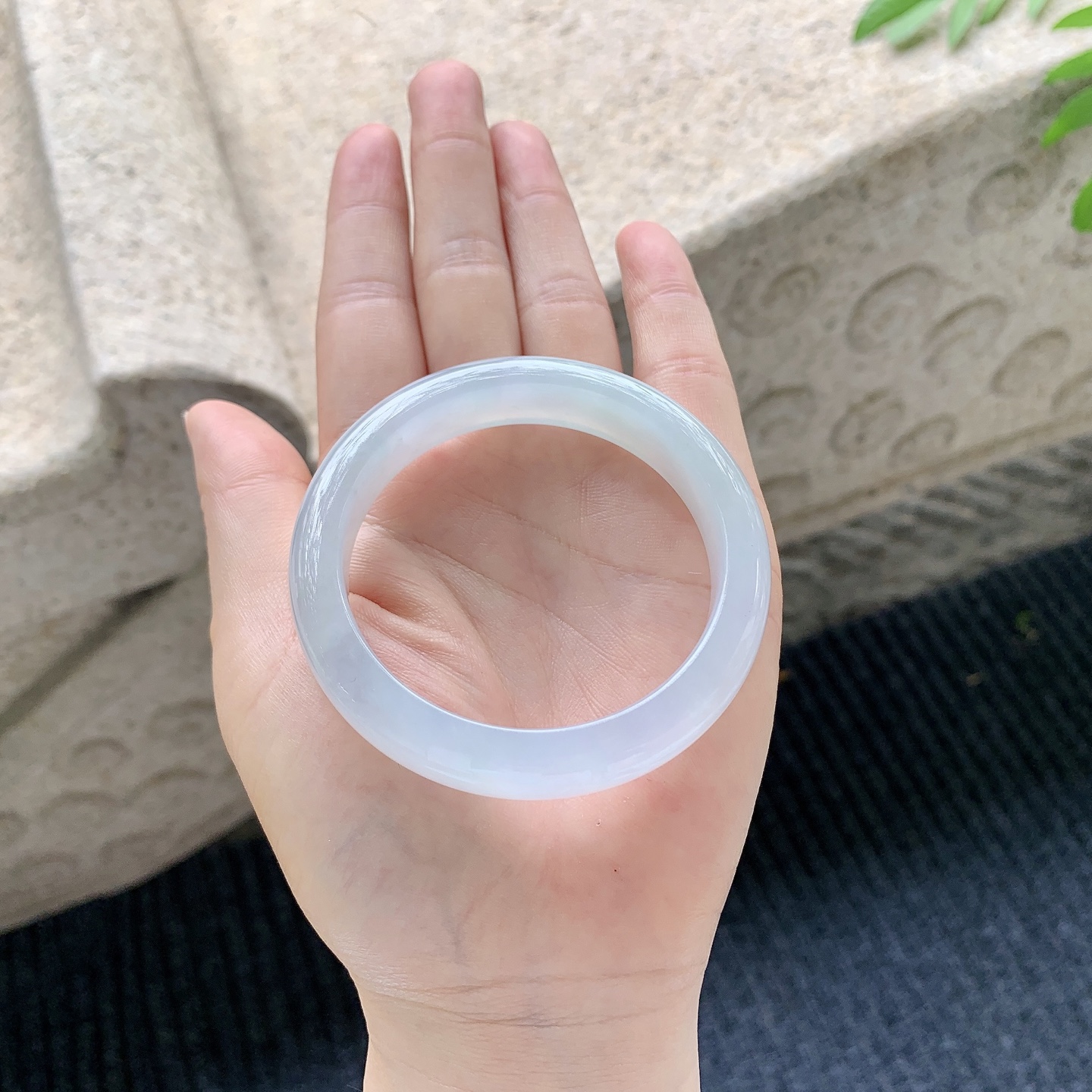 正圈51 52【圈口】52.6/11.5/7.8【编码】A2041502【描述】糯冰底色，水润，种老，细腻，打灯有纹线