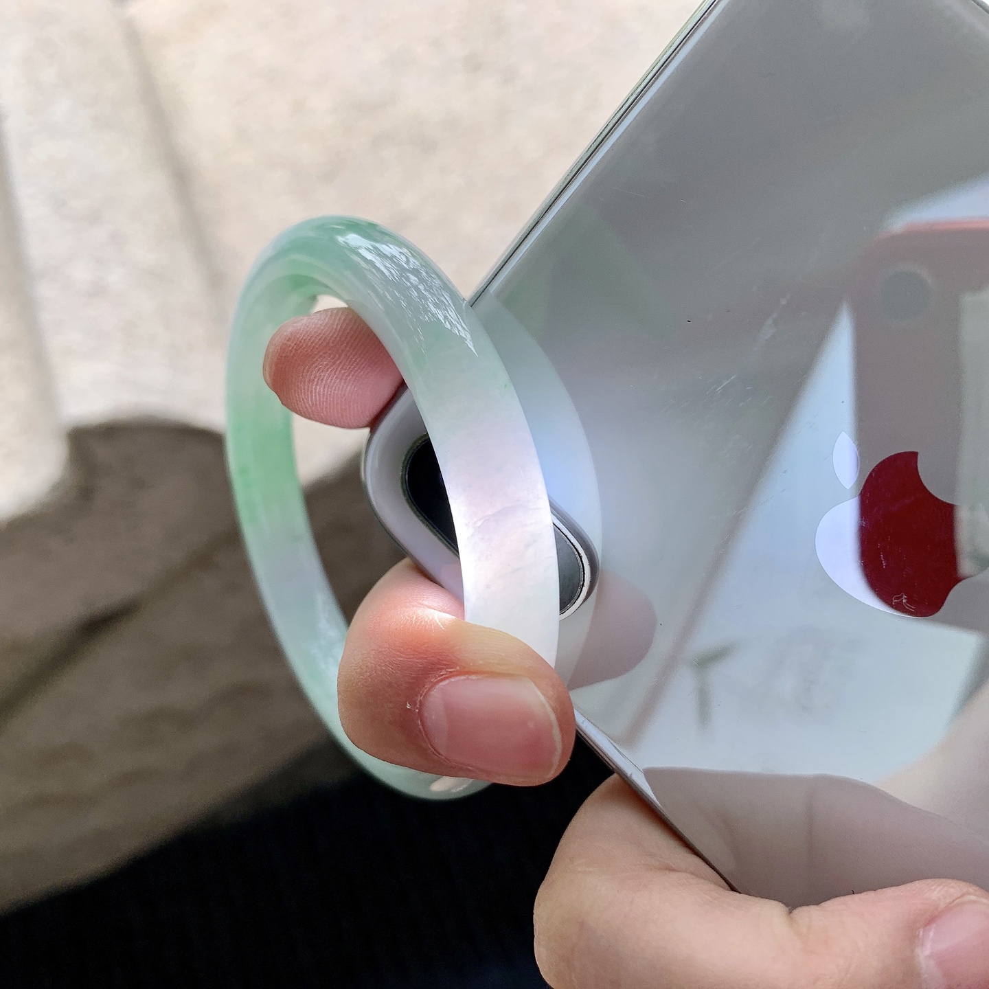 圆条50 51【圈口】51.4/9/9.1【编码】A2041508【描述】细糯飘绿，水润，种老，细腻，有纹线