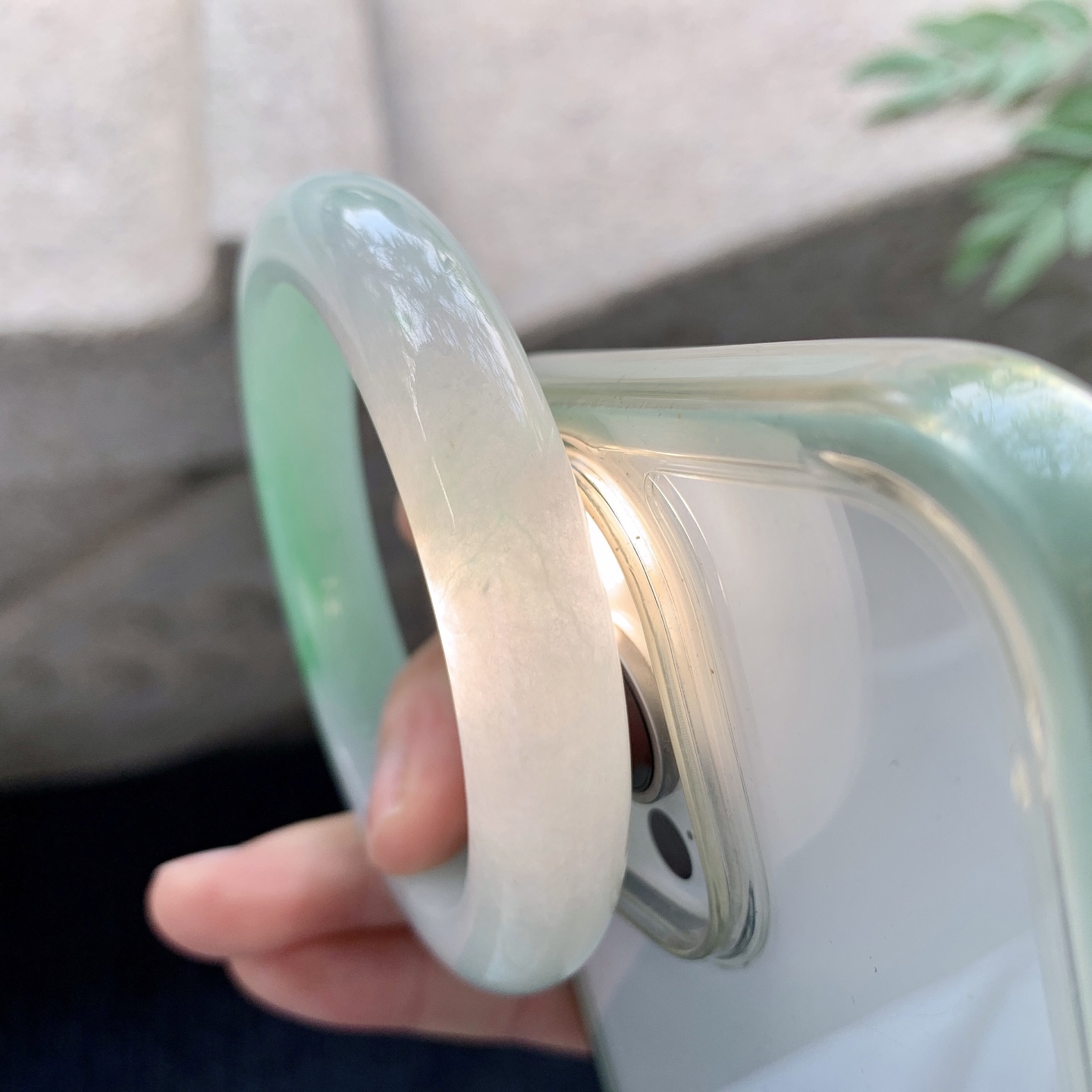 正圈58 59【圈口】59/11.9/9.2【编码】GL121335【描述】冰糯飘绿，水润，种老，细腻，打灯有棉线