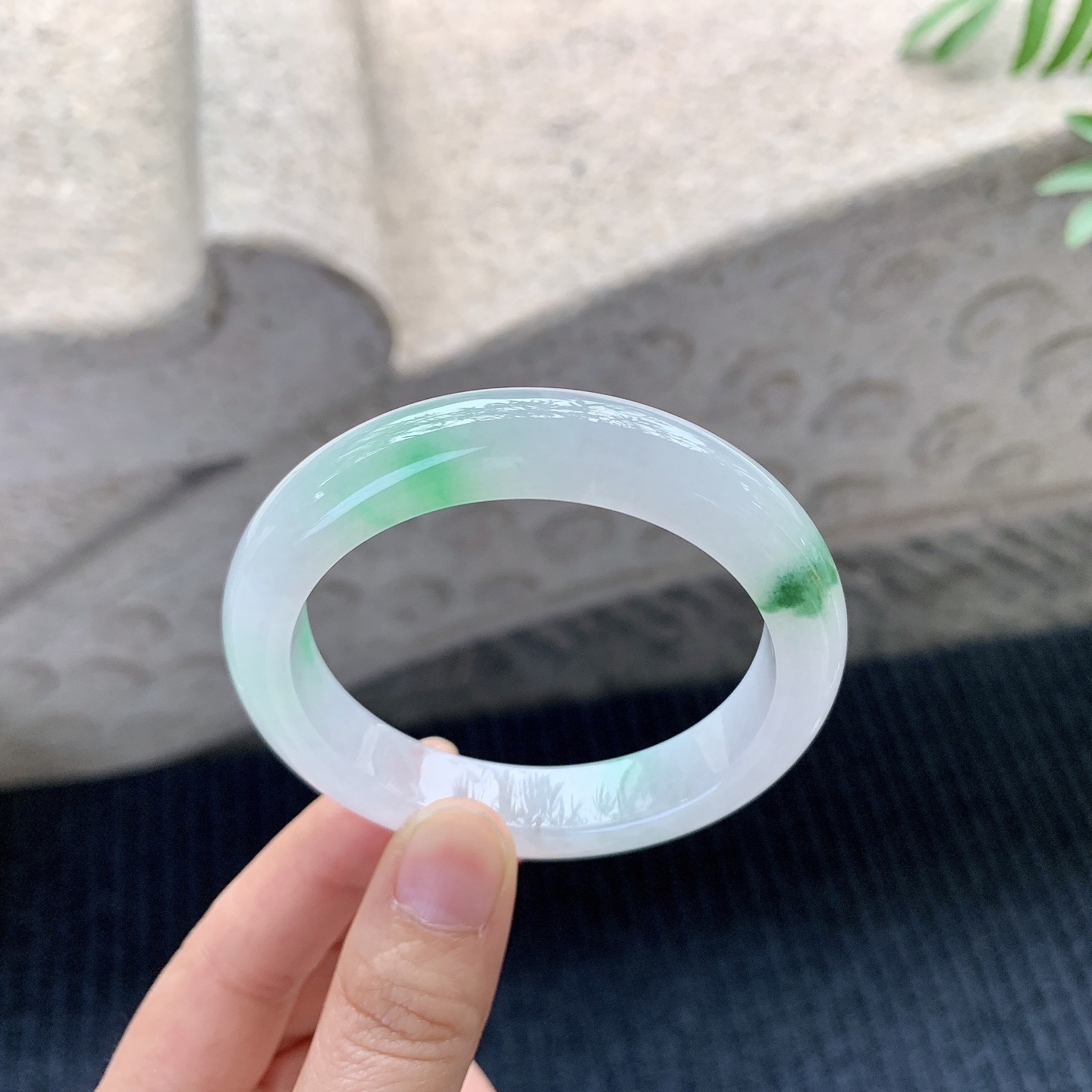 正圈51 52【圈口】52.8/11.5/8.3【编码】C5121415【描述】细糯飘绿，水润，种老，细腻，打灯有纹线