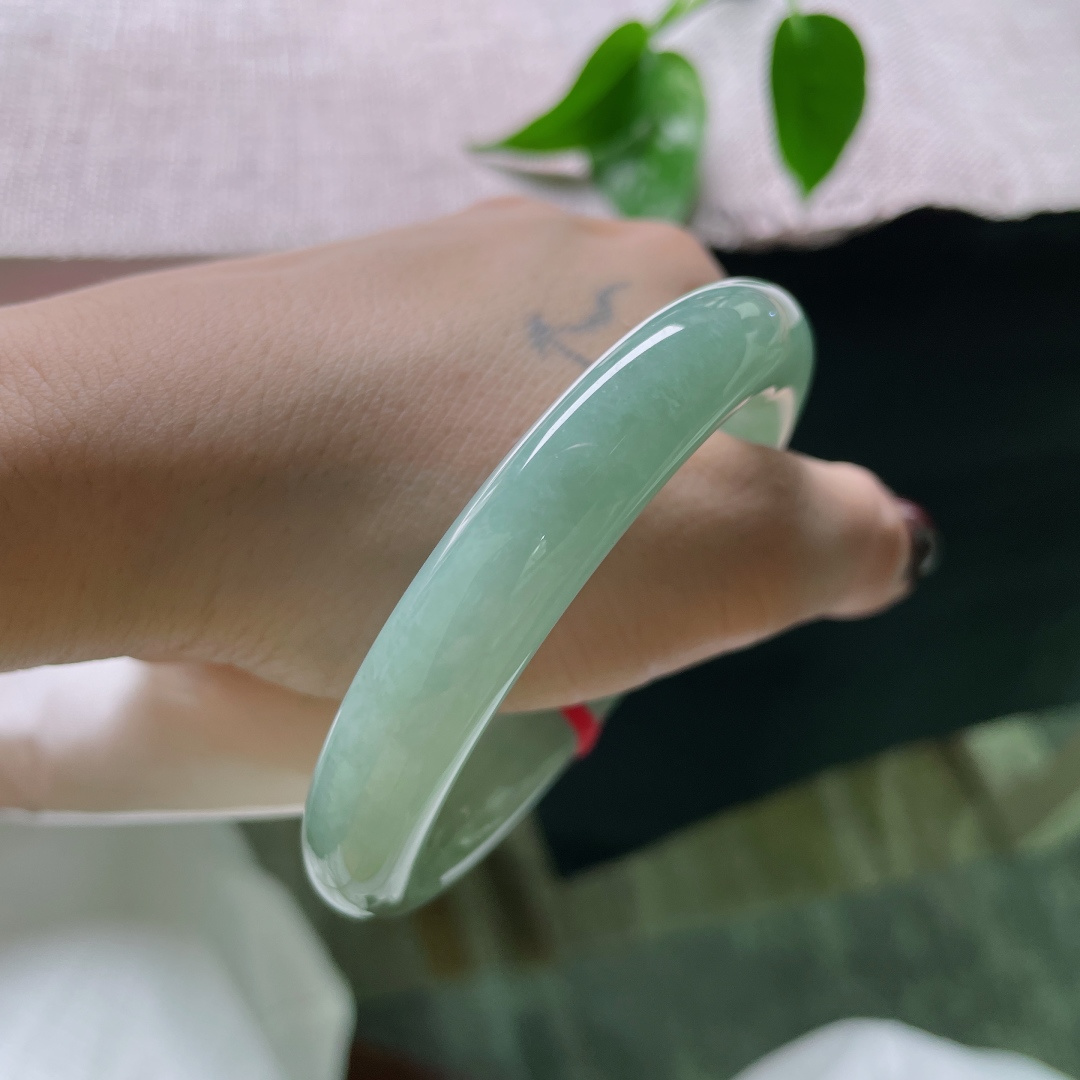 54.6/11.1，绿底圆条，水润，细腻，内蕴温润脂光，似有暗香浮动，无裂，ss49153a