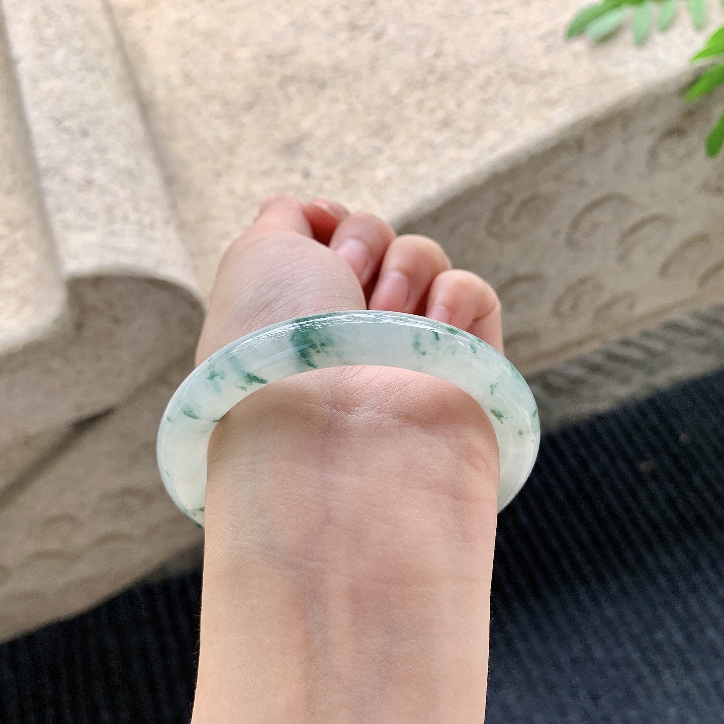 圆条53 54【圈口】54.7/9.3/9.2【编码】A1041516【描述】糯冰飘花，水润，种老，细腻，打灯有棉线