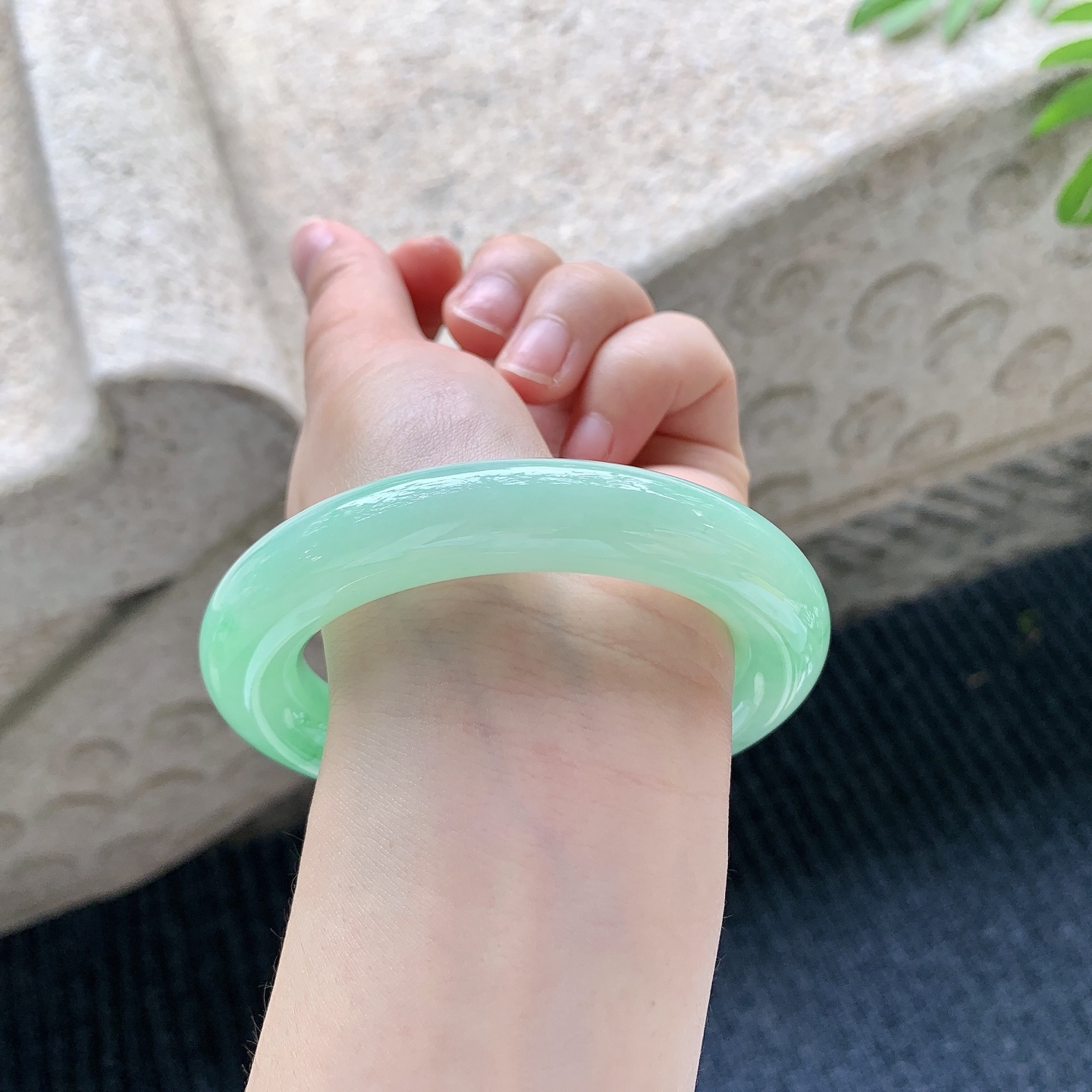 圆条58 59【圈口】58.4/12.8/12.8【编码】GH041543【描述】糯冰满绿，色匀，水润，种老，细腻，无裂纹