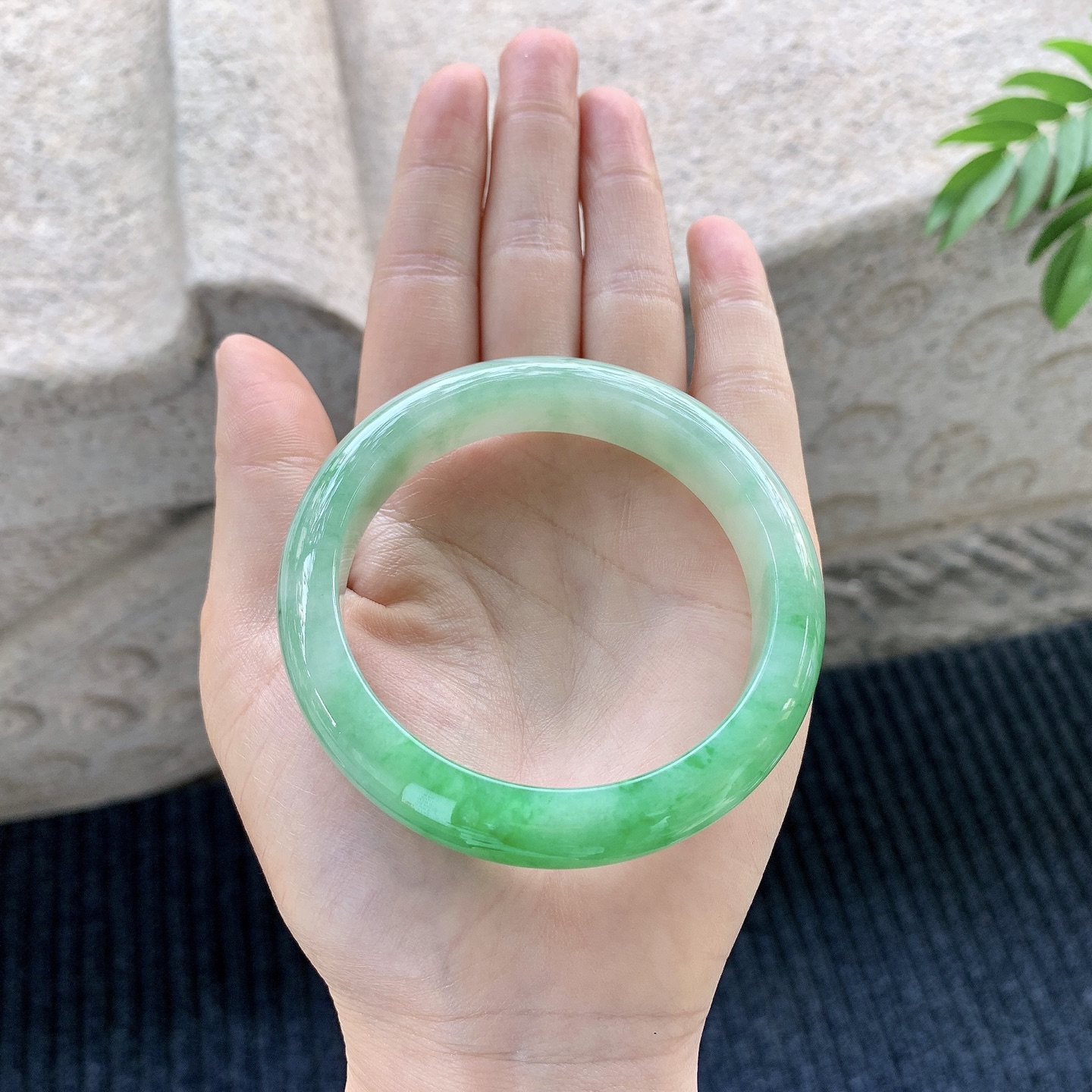 正圈55 56【圈口】56.2.12.6/8.4【编码】A1012165【描述】冰糯阳绿，水润，种老