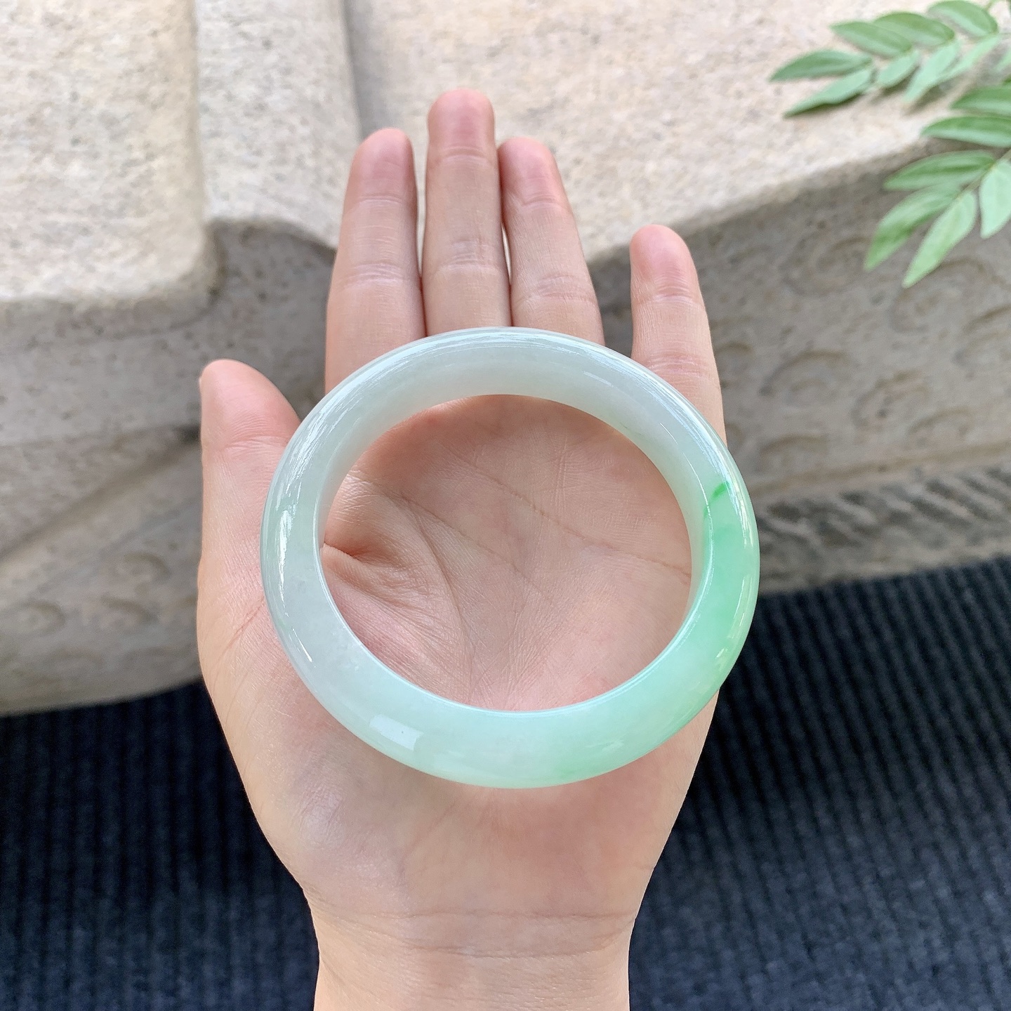 正圈58 59【圈口】59/11.9/9.2【编码】GL121335【描述】冰糯飘绿，水润，种老，细腻，打灯有棉线