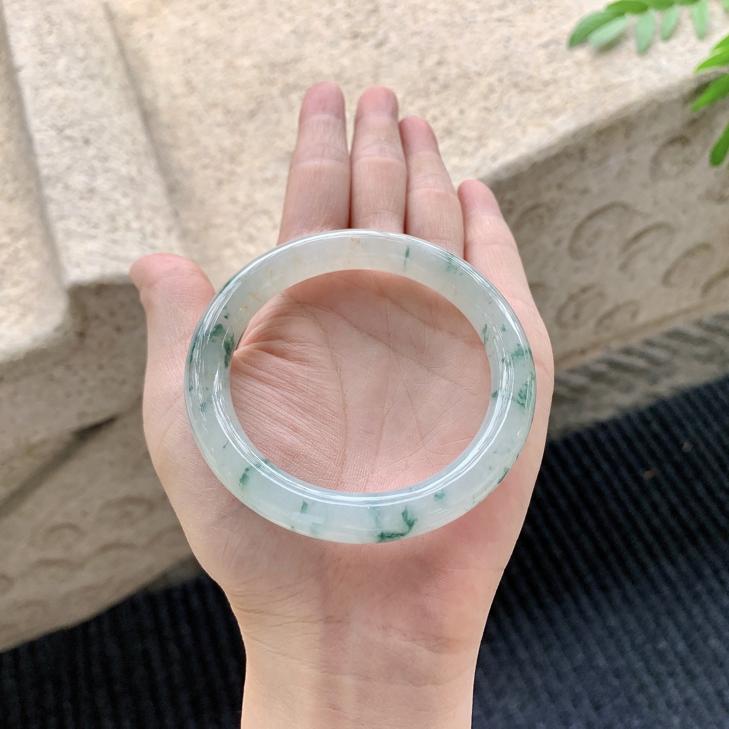 圆条53 54【圈口】54.7/9.3/9.2【编码】A1041516【描述】糯冰飘花，水润，种老，细腻，打灯有棉线