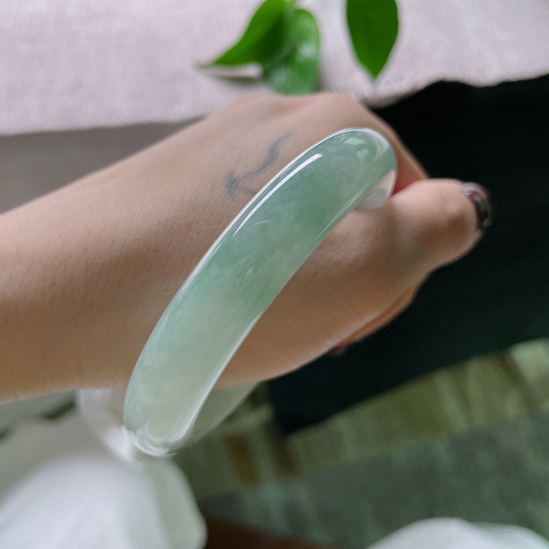 57/12.1/8.3，绿底正圈，双色丝线如烟如雾，在腕间缠绕、渐变、交融，无裂，ss50498a