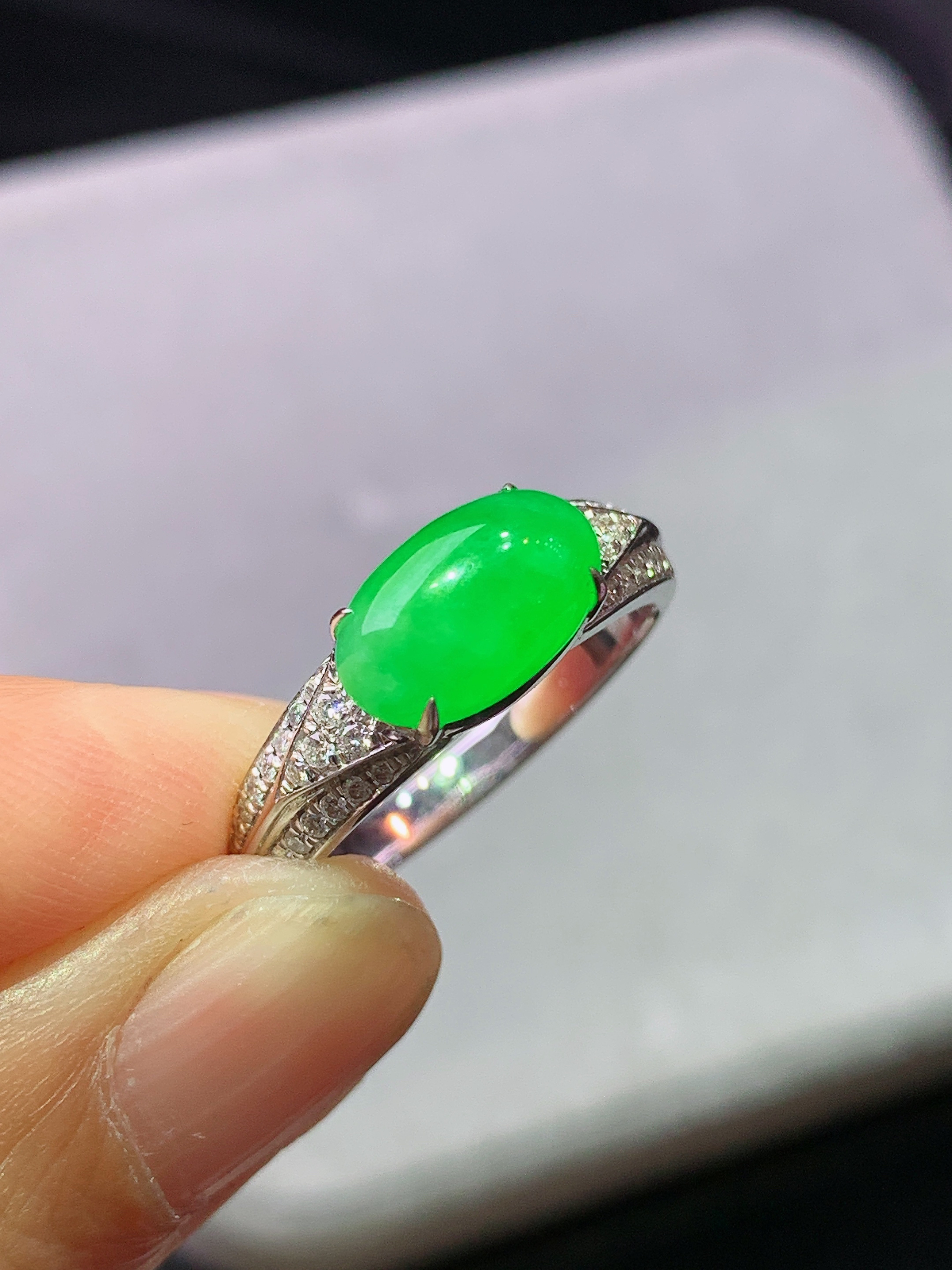 18k金钻镶嵌阳绿蛋面戒指 玉质细腻 水润亮眼 色泽艳丽 圈口14 整体尺寸9.8*6*4.3m5