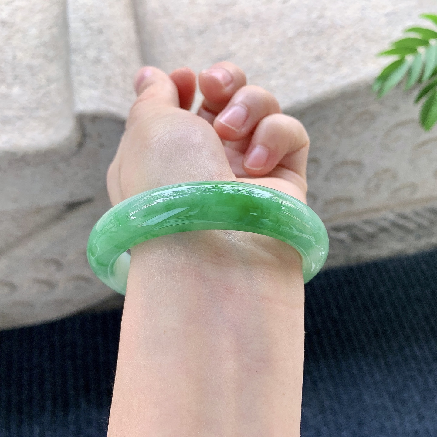 正圈55 56【圈口】56.2.12.6/8.4【编码】A1012165【描述】冰糯阳绿，水润，种老，细腻，无裂