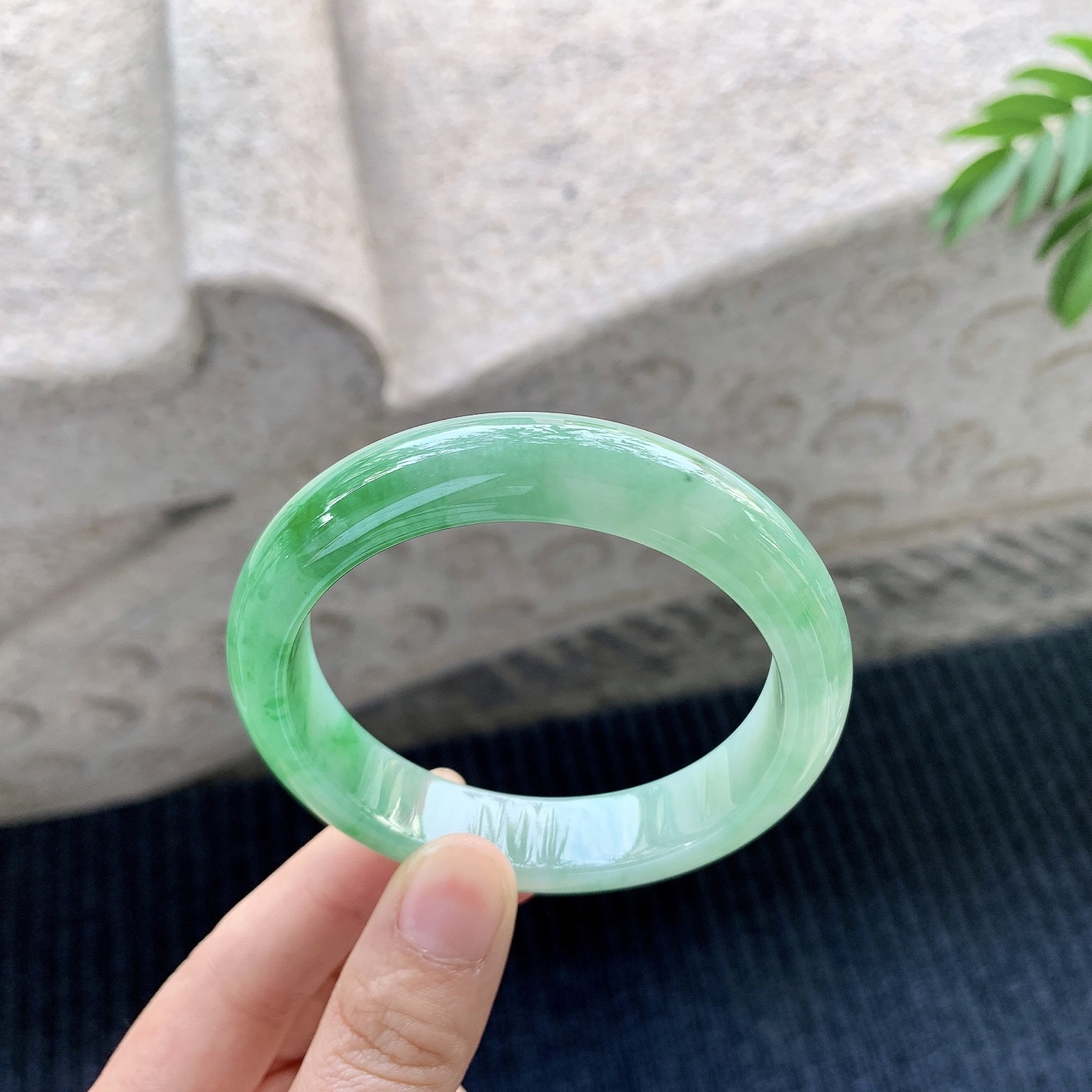 正圈55 56【圈口】56.2.12.6/8.4【编码】A1012165【描述】冰糯阳绿，水润，种老，细腻，无裂