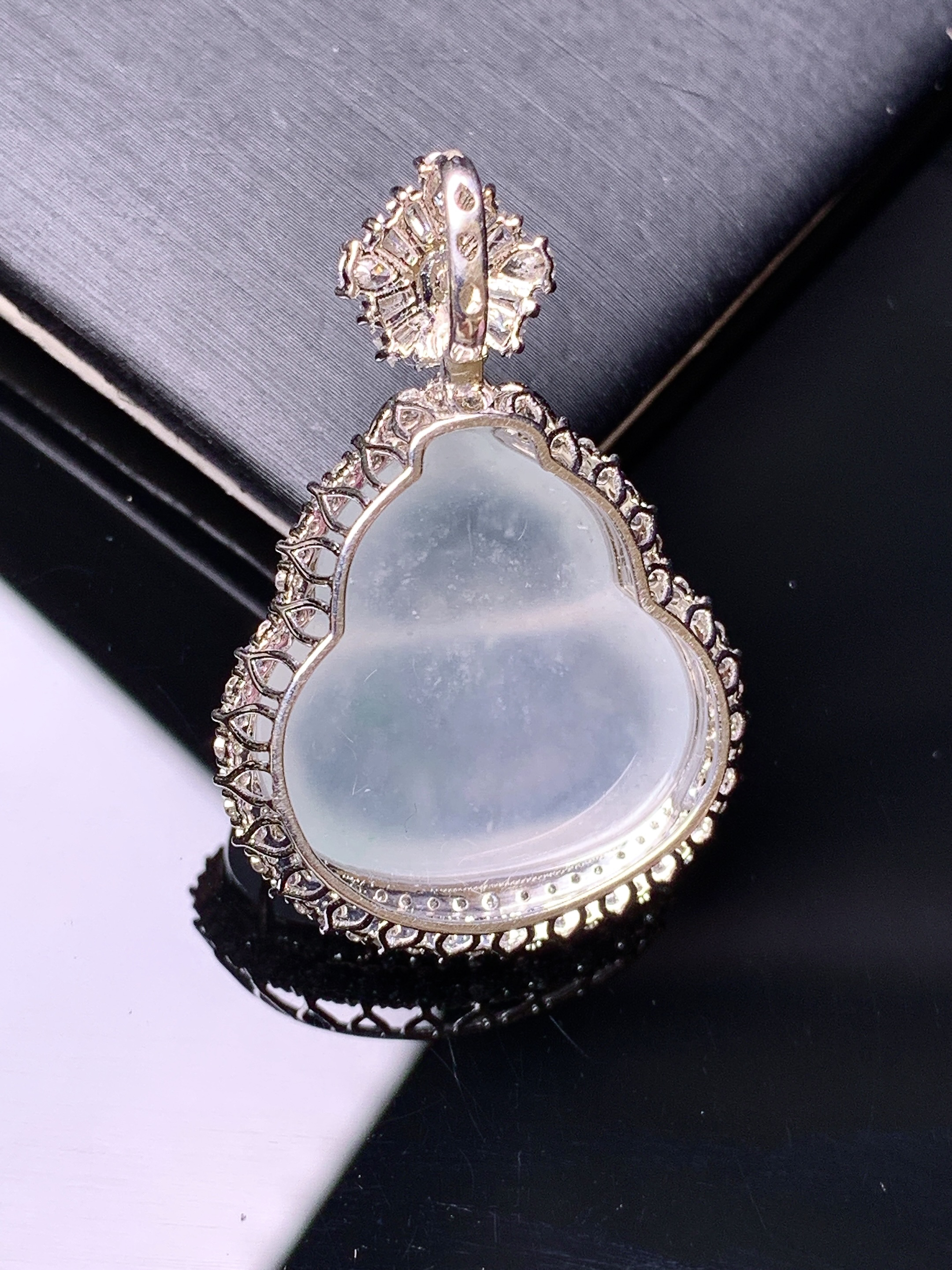 18k金钻镶嵌冰种葫芦吊坠 玉质细腻 水润亮眼 色泽艳丽 整体尺寸35.6*24.5*11k1