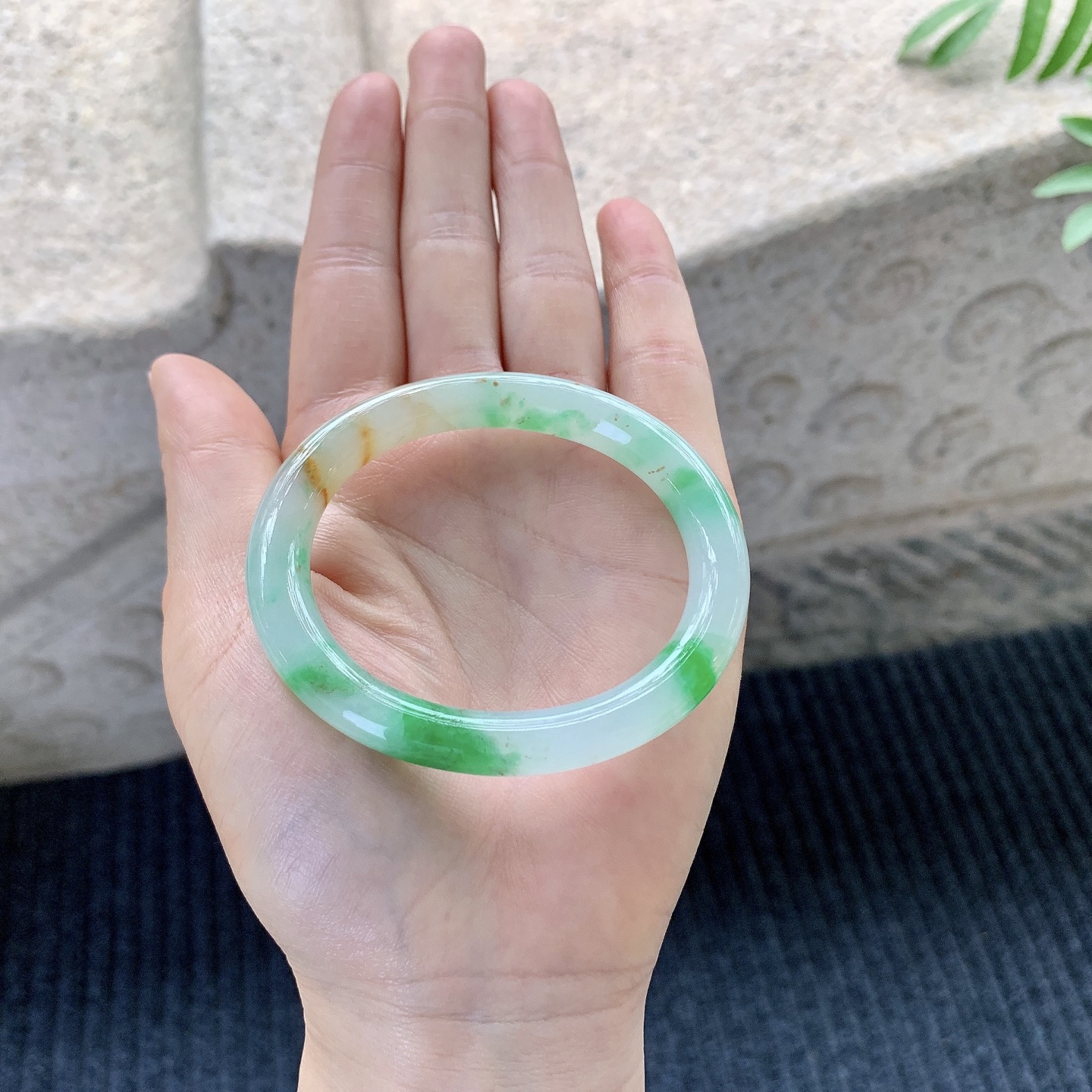 贵妃52 53【圈口】53/45/8.2/8【编码】B2121414【描述】冰糯黄加绿，水润，种老，细腻，打灯有纹线