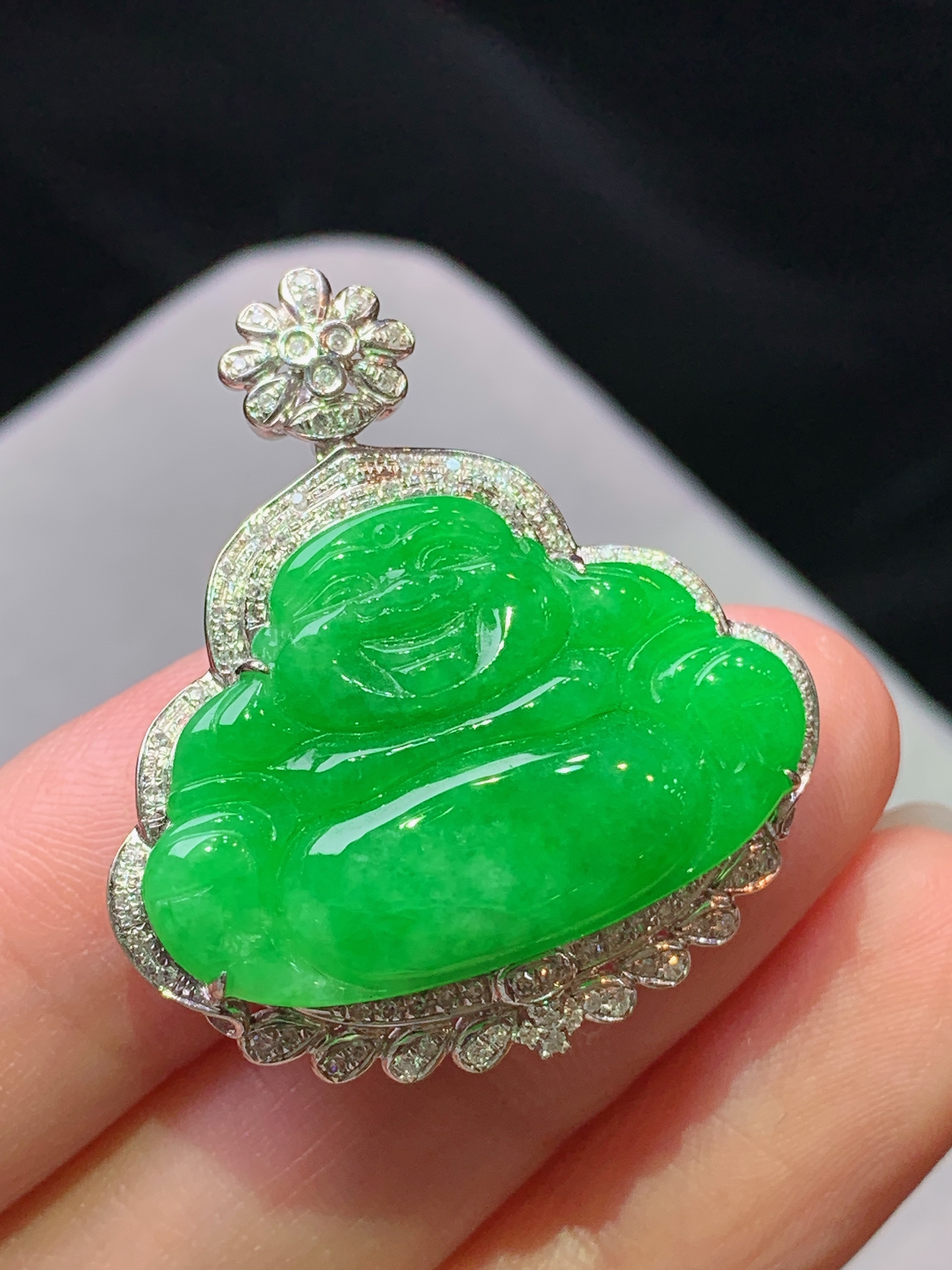 18k金钻镶嵌满阳绿佛公吊坠 玉质细腻 色泽艳丽清新 水润亮眼 整体尺寸33.2*29.5*10m2