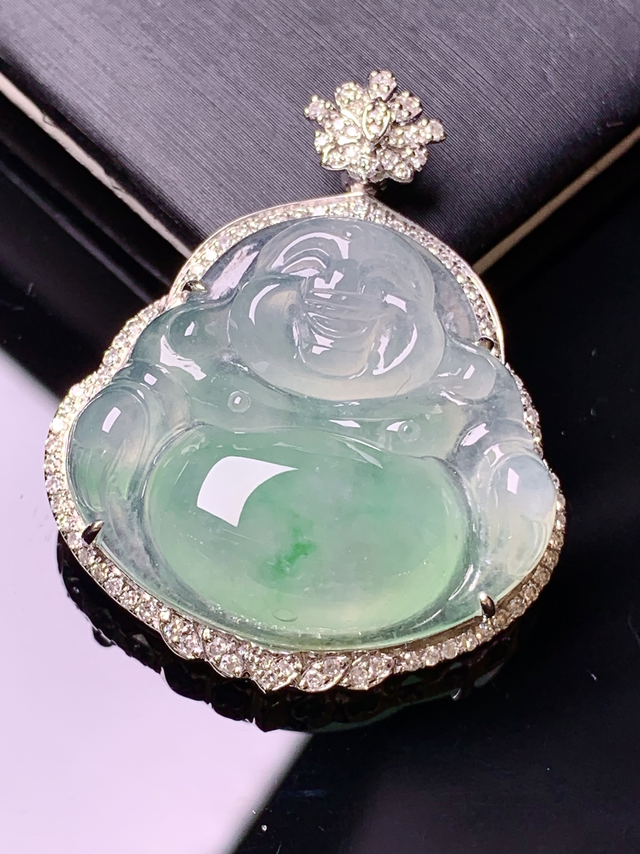 18k金钻镶嵌冰种飘绿佛公吊坠 玉质细腻 水润亮眼 色泽艳丽 整体尺寸36.5*29.5*9.3x1