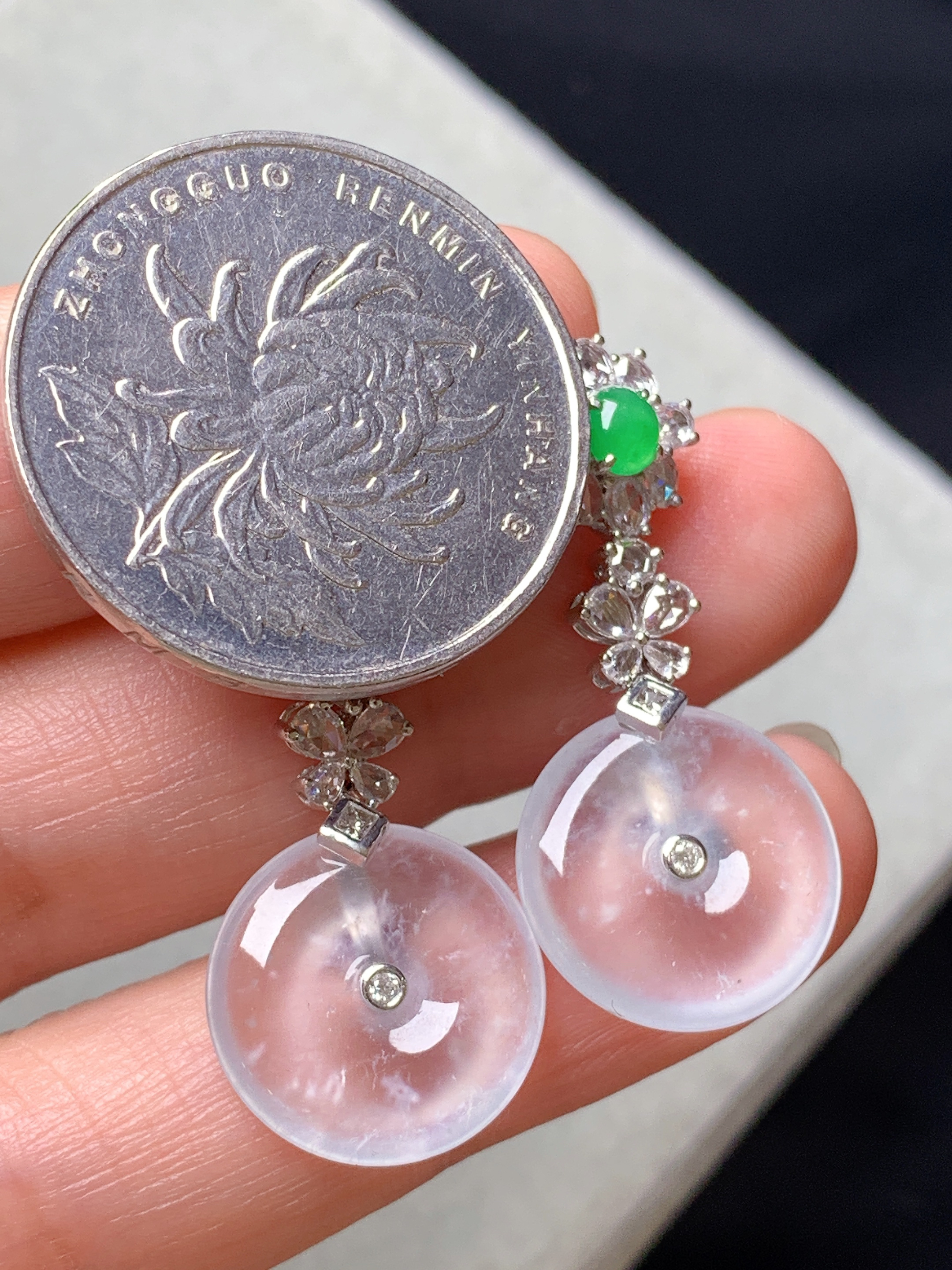 18k金钻镶嵌玻璃种平安扣耳坠 玉质细腻 水润亮眼 色泽艳丽 整体尺寸30.8*14.3*2.8j4