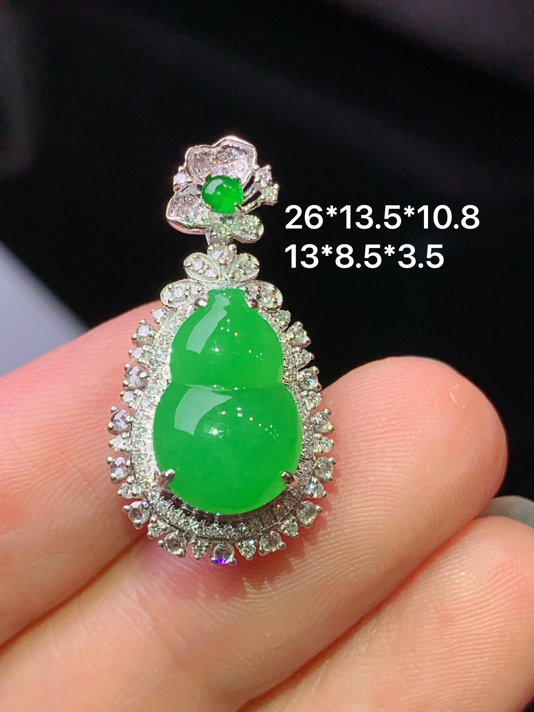 18k金钻镶嵌阳绿葫芦吊坠 玉质细腻 水润亮眼 色泽艳丽 整体尺寸26*13.5*10.8k1