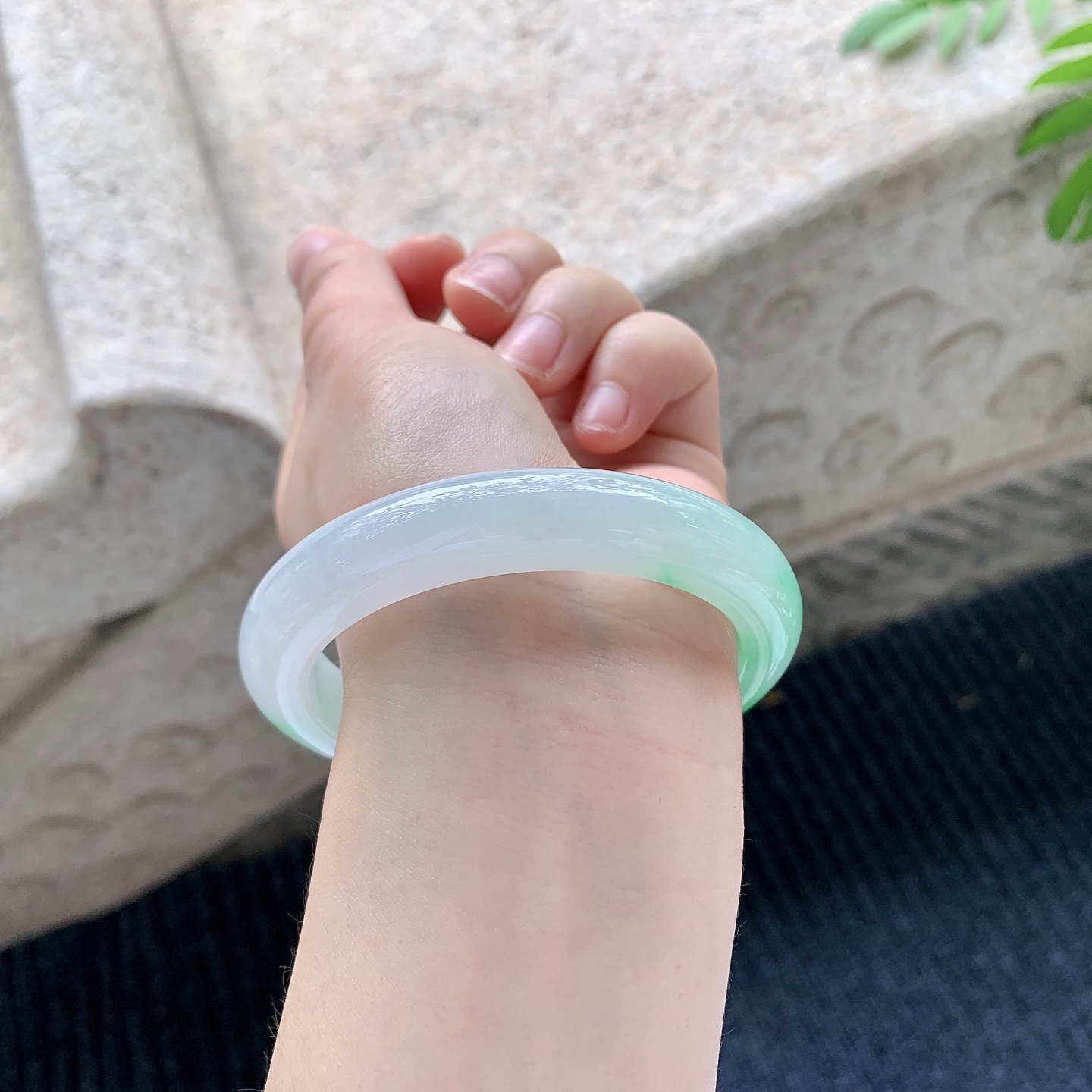 正圈56 57 圈口57/11.5/9.3 编码A3041529 冰糯飘绿，水润，种老，细腻，无裂