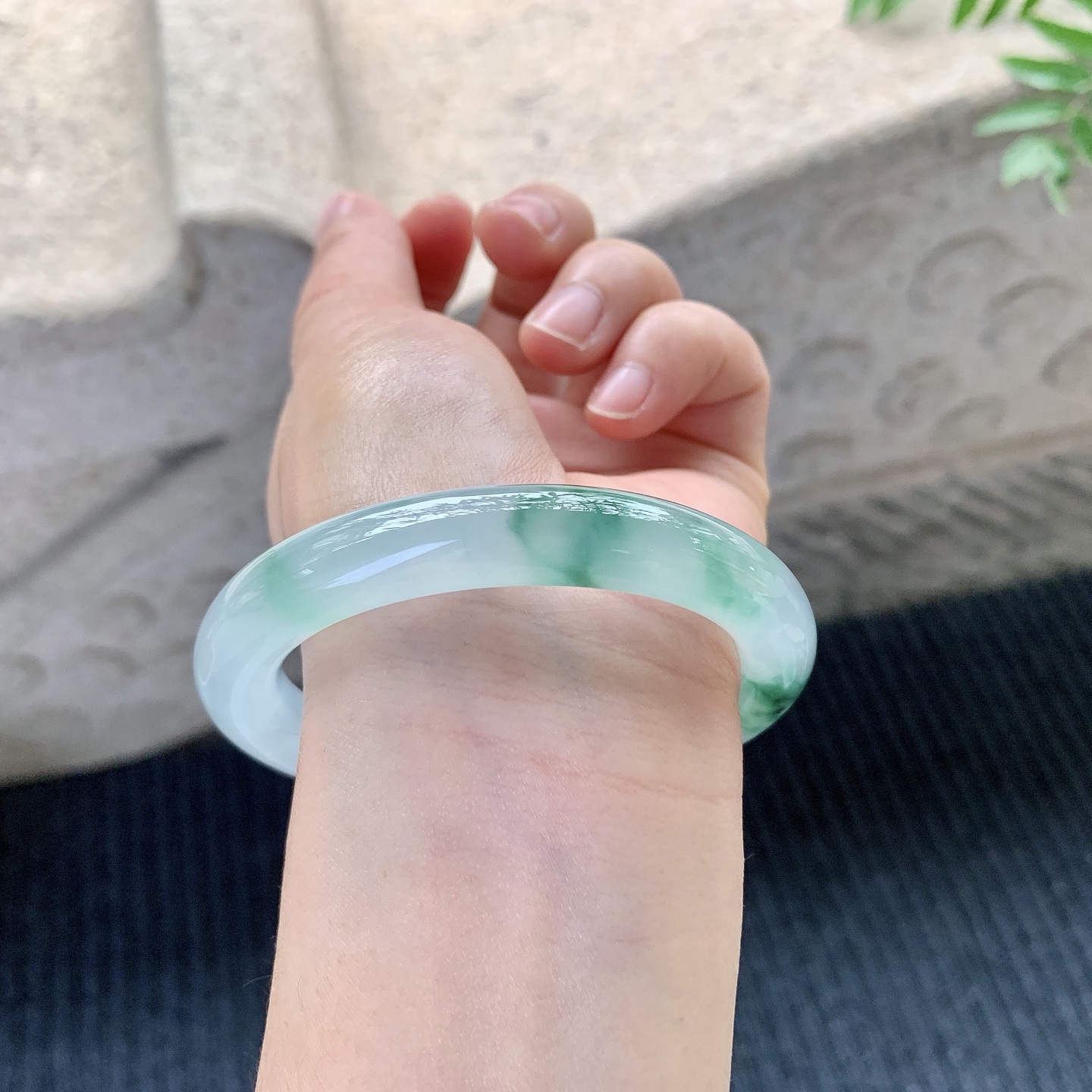 圆条55 56【圈口】56.9/10.3/9.9【编码】B2121416【描述】冰飘绿，清透，水润，种老，细腻，有纹线