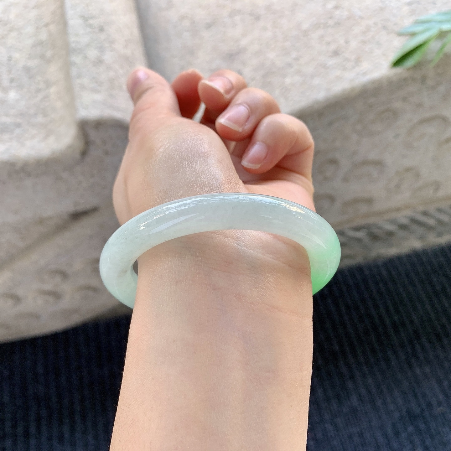 圆条51 52【圈口】52.8/9.2/9.2【编码】YT041069【描述】糯冰飘绿，水润，种老，细腻，有棉纹线