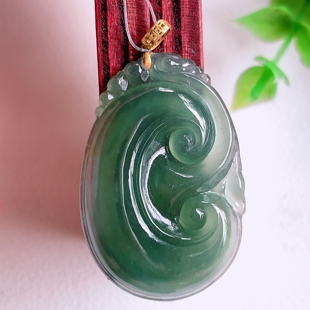 18k金扣蓝冰吉祥如意翡翠吊坠  寓意“万事如意，吉祥如意,福寿绵长 心想事成”饱满大气，通透水润  W49.13  尺寸：31.8-21.5-3.8mm