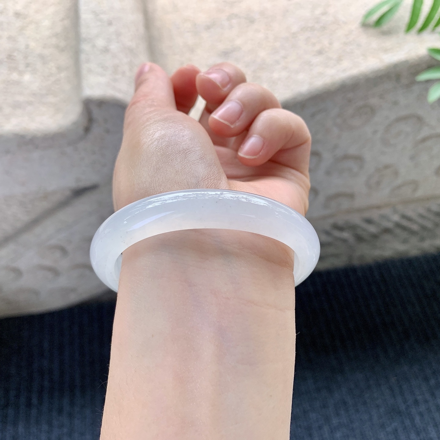 贵妃54 55 圈口55.7/48/10.8/7.5 糯冰底色，水润，种老，细腻，有纹线B2121401