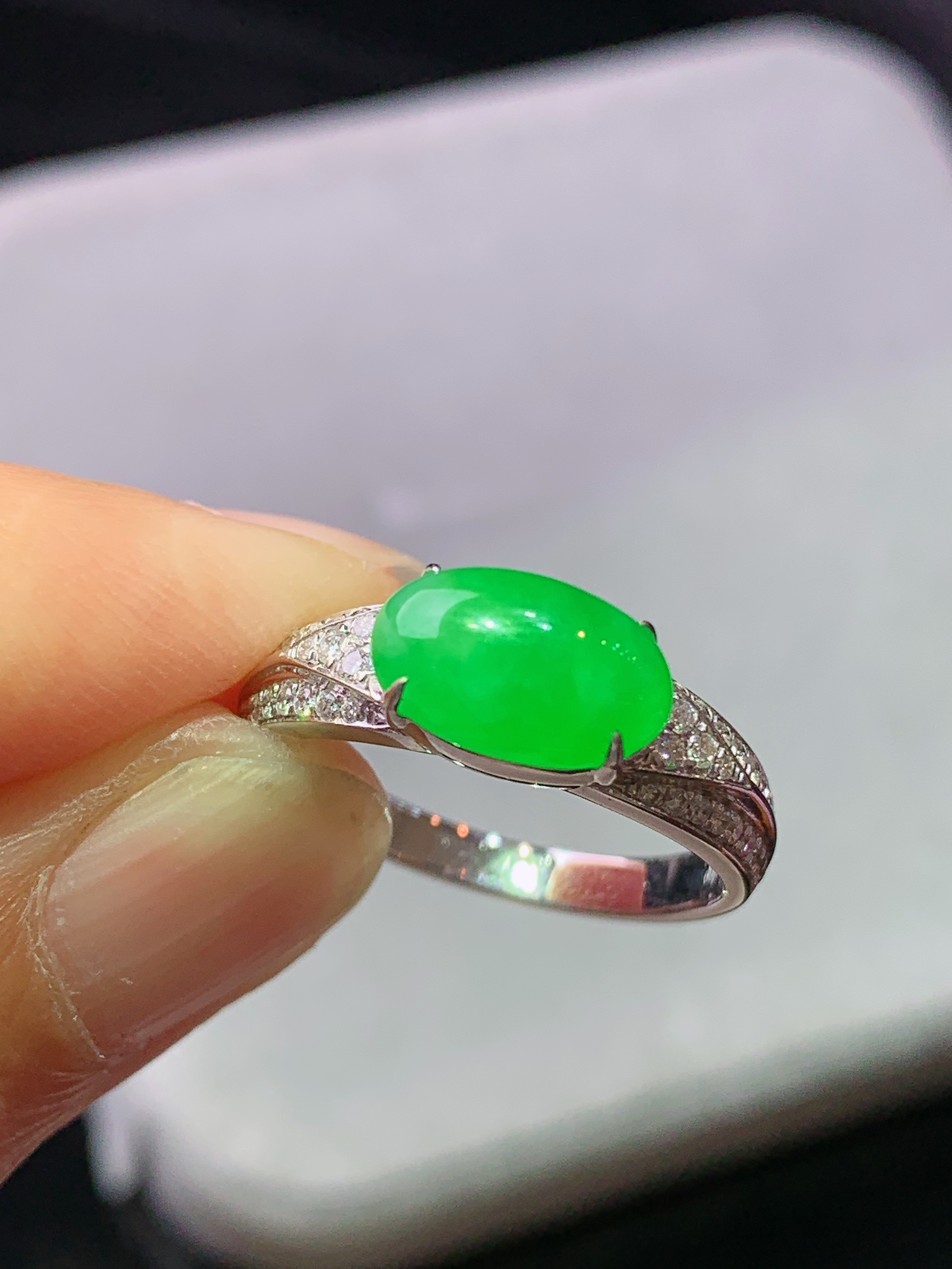 18k金钻镶嵌阳绿蛋面戒指 玉质细腻 水润亮眼 色泽艳丽 圈口14 整体尺寸9.8*6*4.3m5