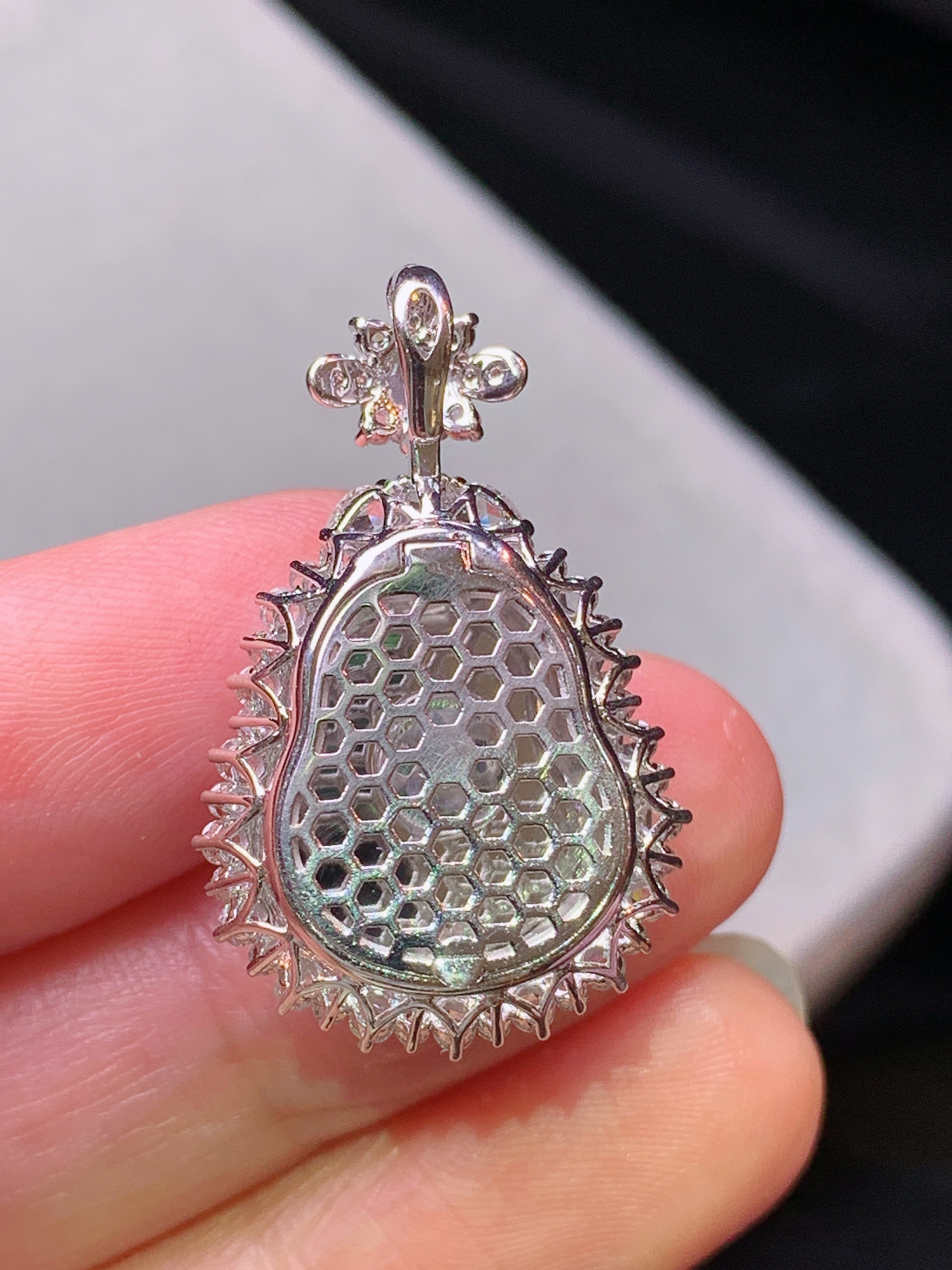 18k金钻镶嵌黄翡葫芦吊坠 玉质细腻 水润亮眼 色泽艳丽 整体尺寸29.8*18.5*11.8k1