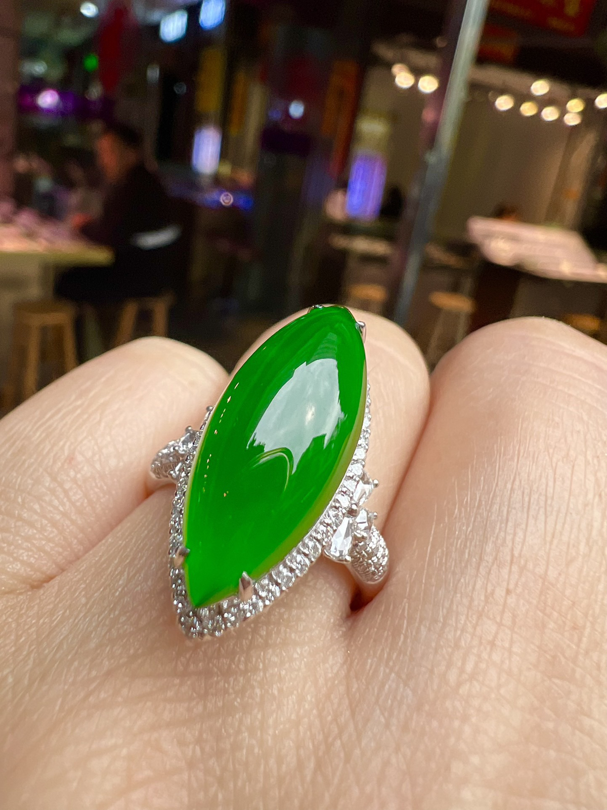 【满色戒指 色泽艳丽】
18K金奢华满钻  种好品质细腻