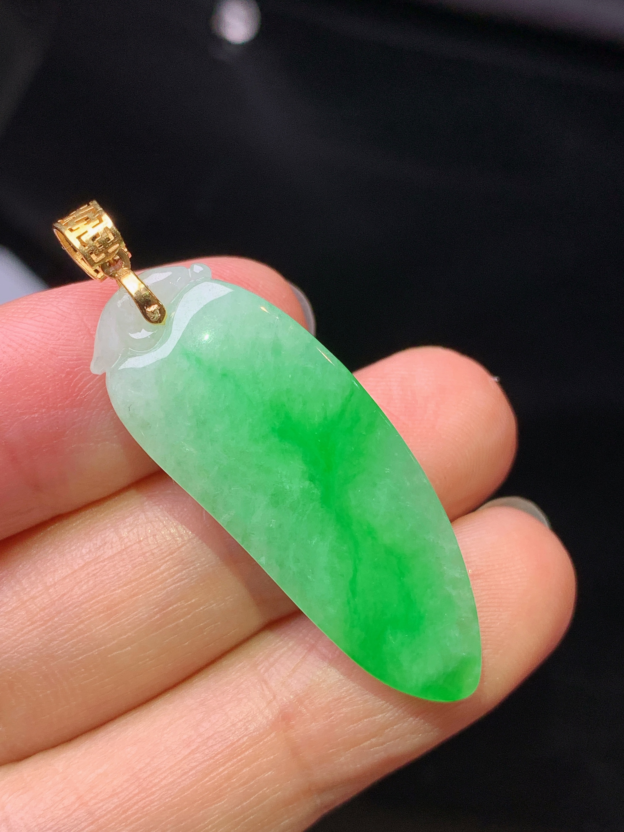18k金镶嵌阳绿福瓜吊坠 玉质细腻 水润亮眼 色泽艳丽 整体尺寸41.8*13*7.2z1
