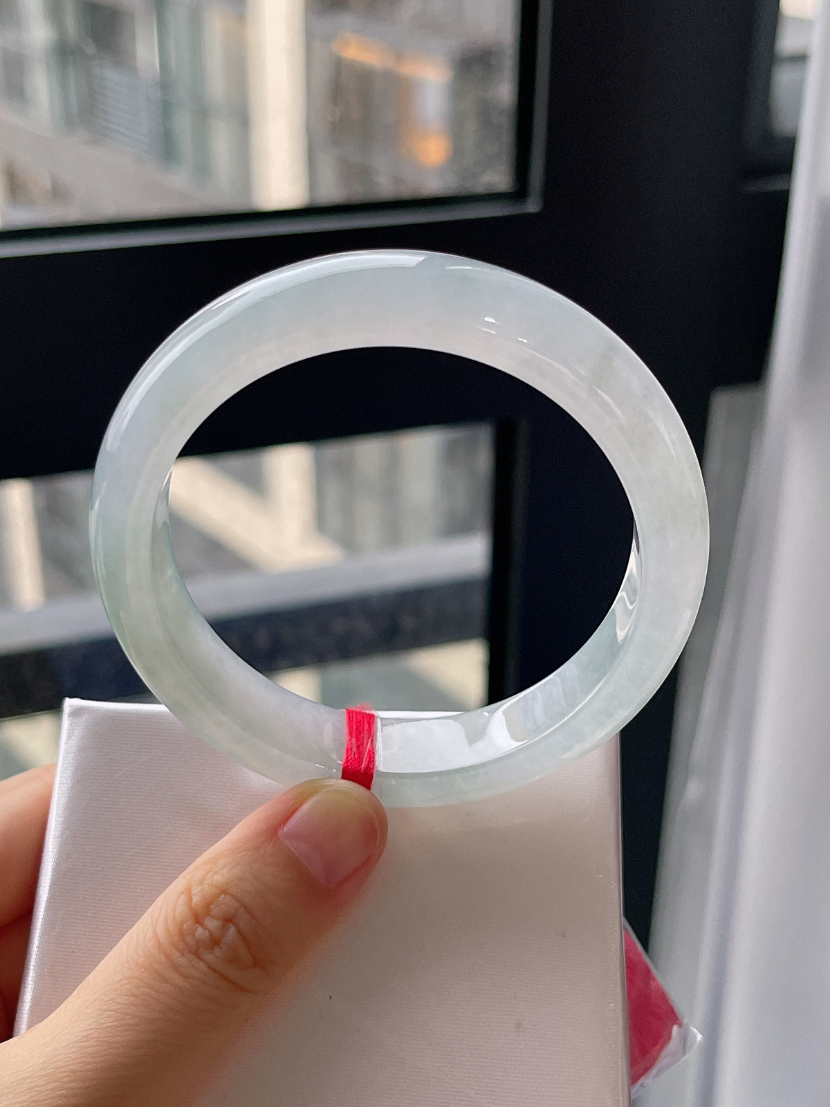 正圈57圈口，翡翠冰糯种淡绿色手镯