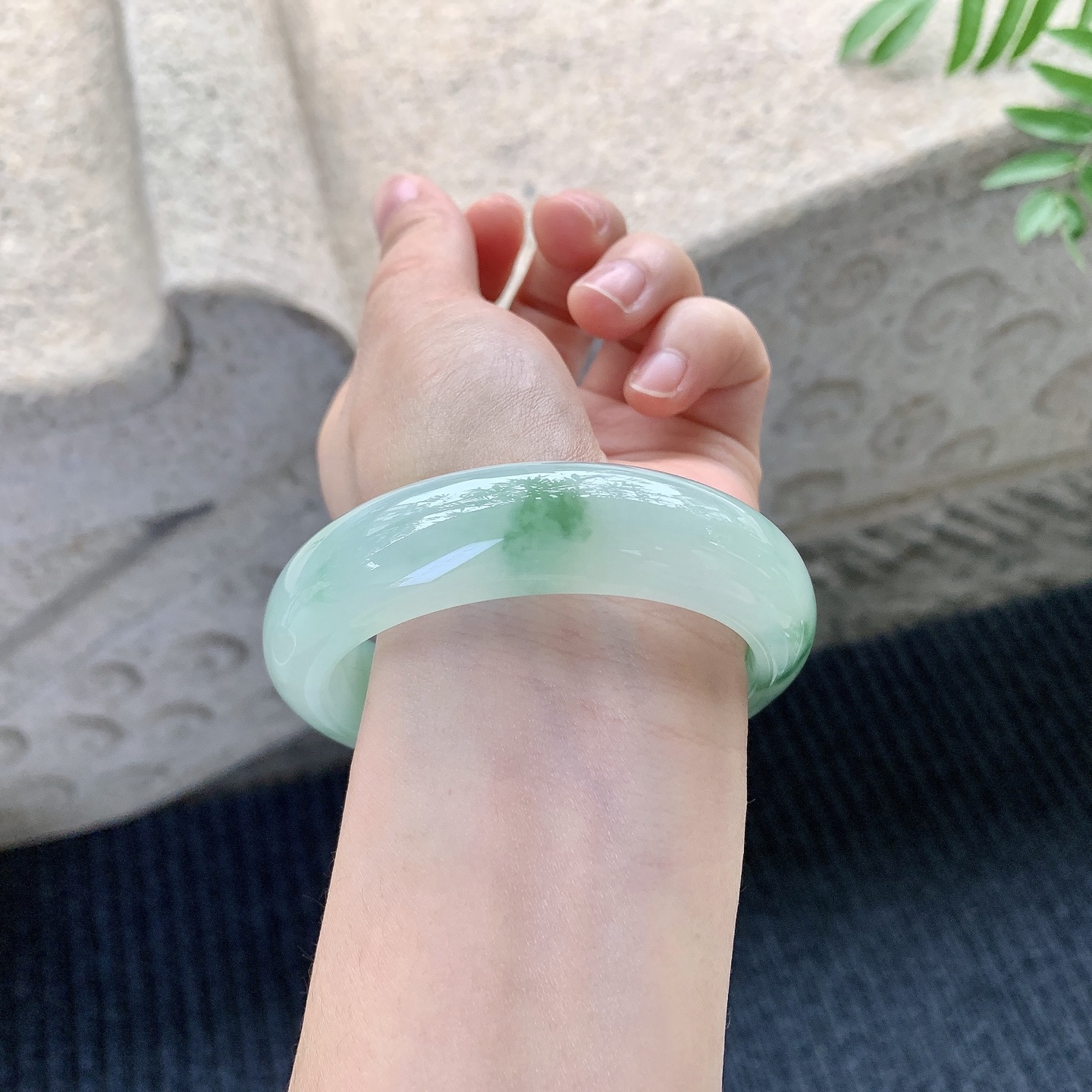 正圈56 57【圈口】57.7/16.3/9.5【编码】HC121428【描述】冰糯飘绿，宽版，水润，种老，细腻，无裂