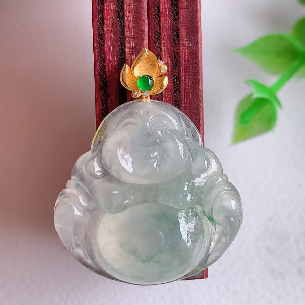 18k金扣冰润飘花佛公挂件 玉质细腻  精雕弥勒佛，笑佛福耳垂肩，面相喜庆，开怀大笑，憨态可掬。惟妙惟肖，寓意福禄双全，吉祥美满，笑口常开 W01.13  尺寸：23-23.5-6mm