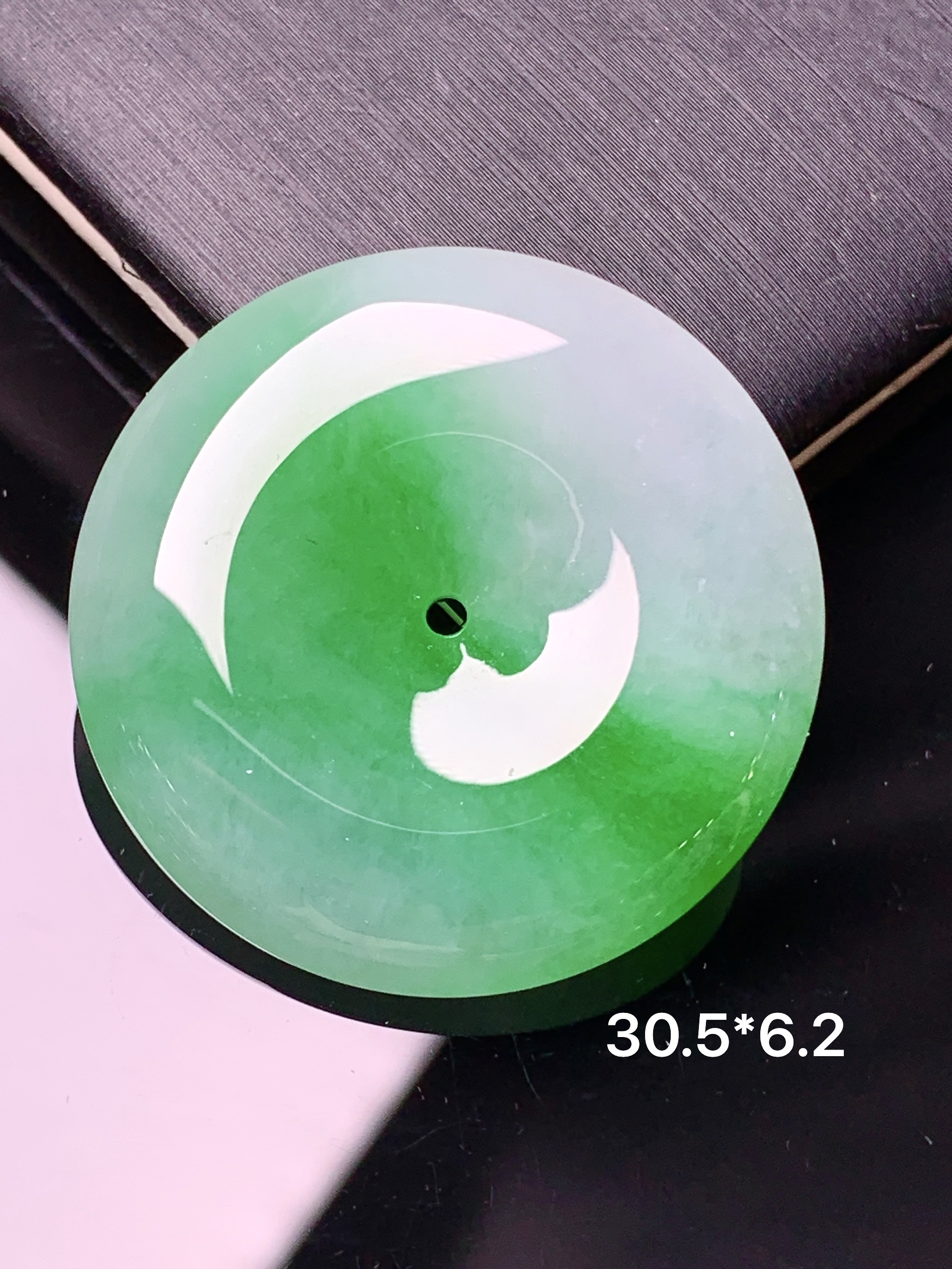 飘阳绿平安扣吊坠 玉质细腻 水润亮眼 色泽艳丽 整体尺寸30.5*6.2x1