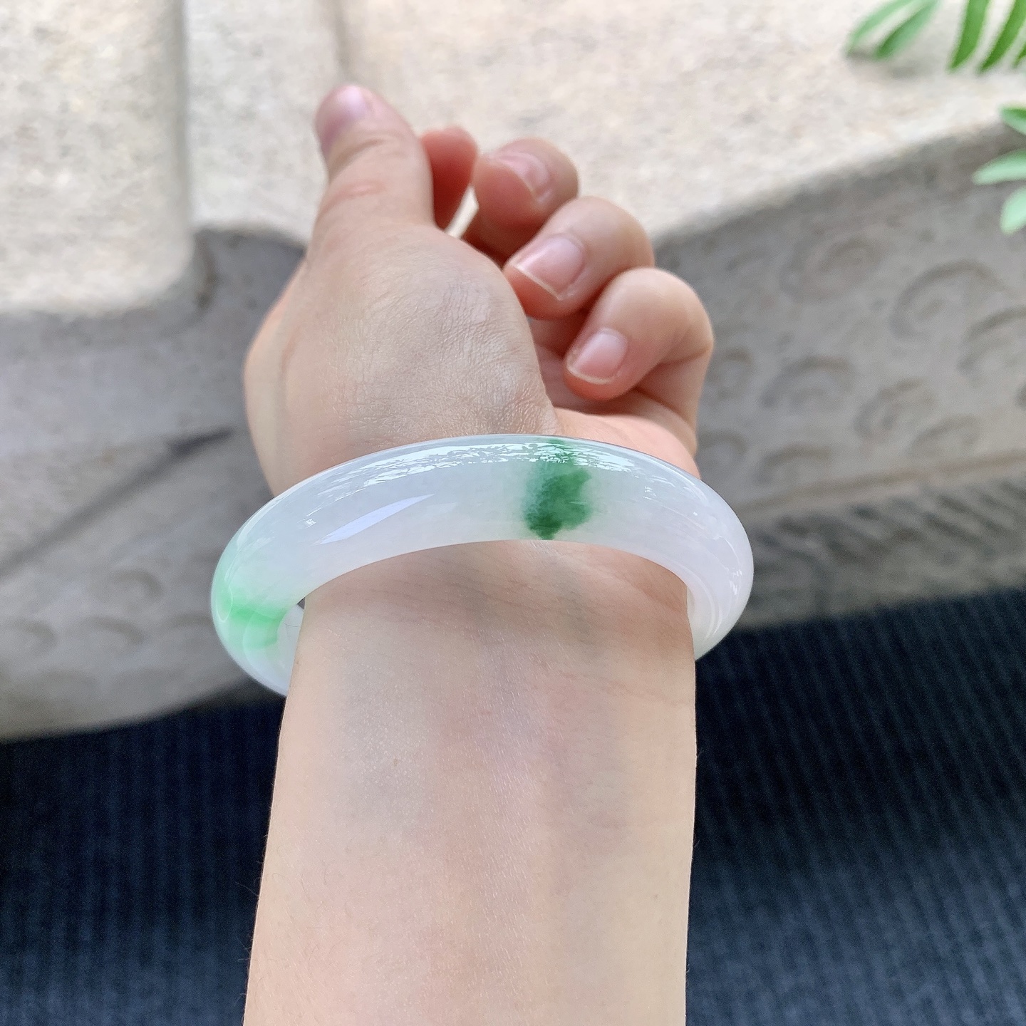 正圈51 52【圈口】52.8/11.5/8.3【编码】C5121415【描述】细糯飘绿，水润，种老，细腻，打灯有纹线