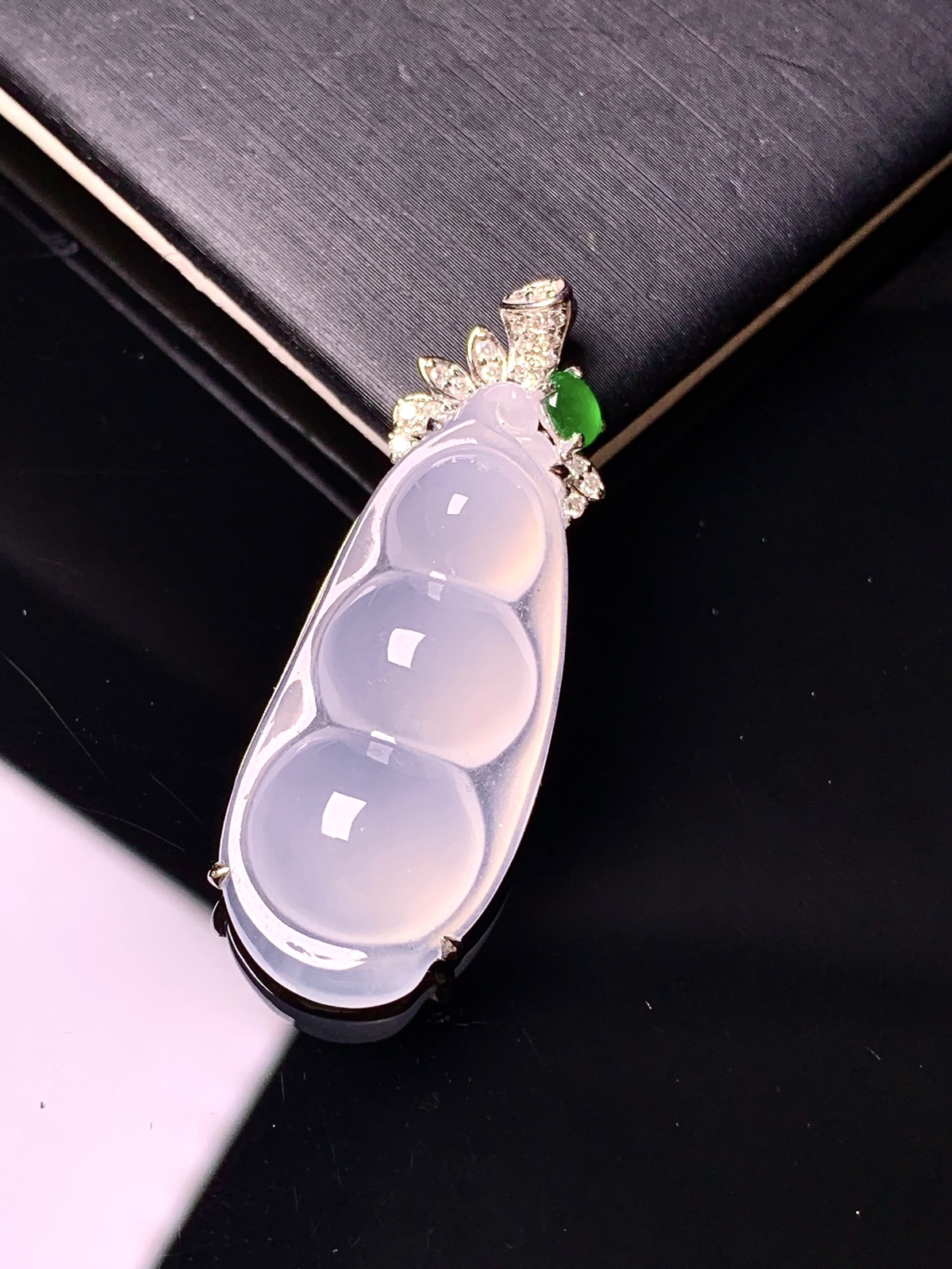 18k金钻镶嵌冰种四季豆吊坠 玉质细腻 色泽艳丽清新 水润亮眼 整体尺寸37.2*13.6*6.8t1