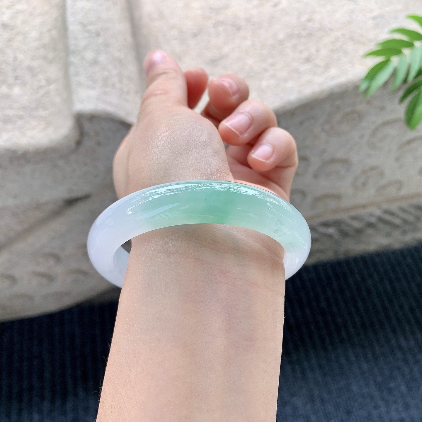 正圈55 56【圈口】56.4/12/8.5【编码】C5010554【描述】糯冰飘绿，水润，种老，细腻，打灯有棉线