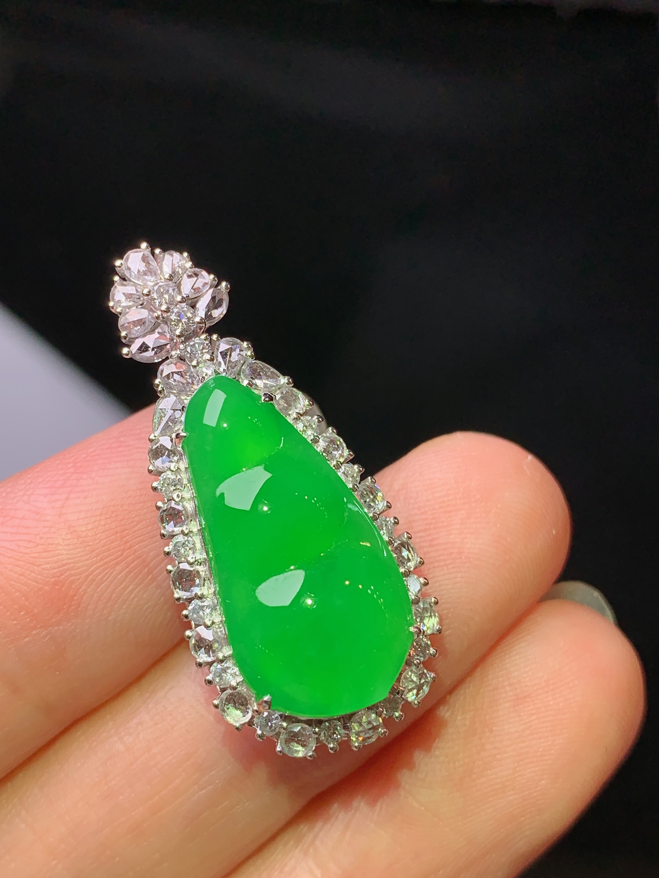 18k金钻镶嵌冰阳绿四季豆吊坠 玉质细腻 水润亮眼 色泽艳丽 整体尺寸31*14*9.8j4