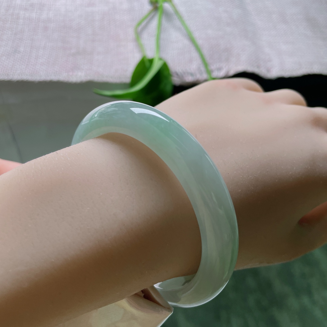 55.8/10.4/8.3，淡绿底正圈，底色如浸水的古宣——洇开满眼生机却不张扬。皮纹，ss48116a