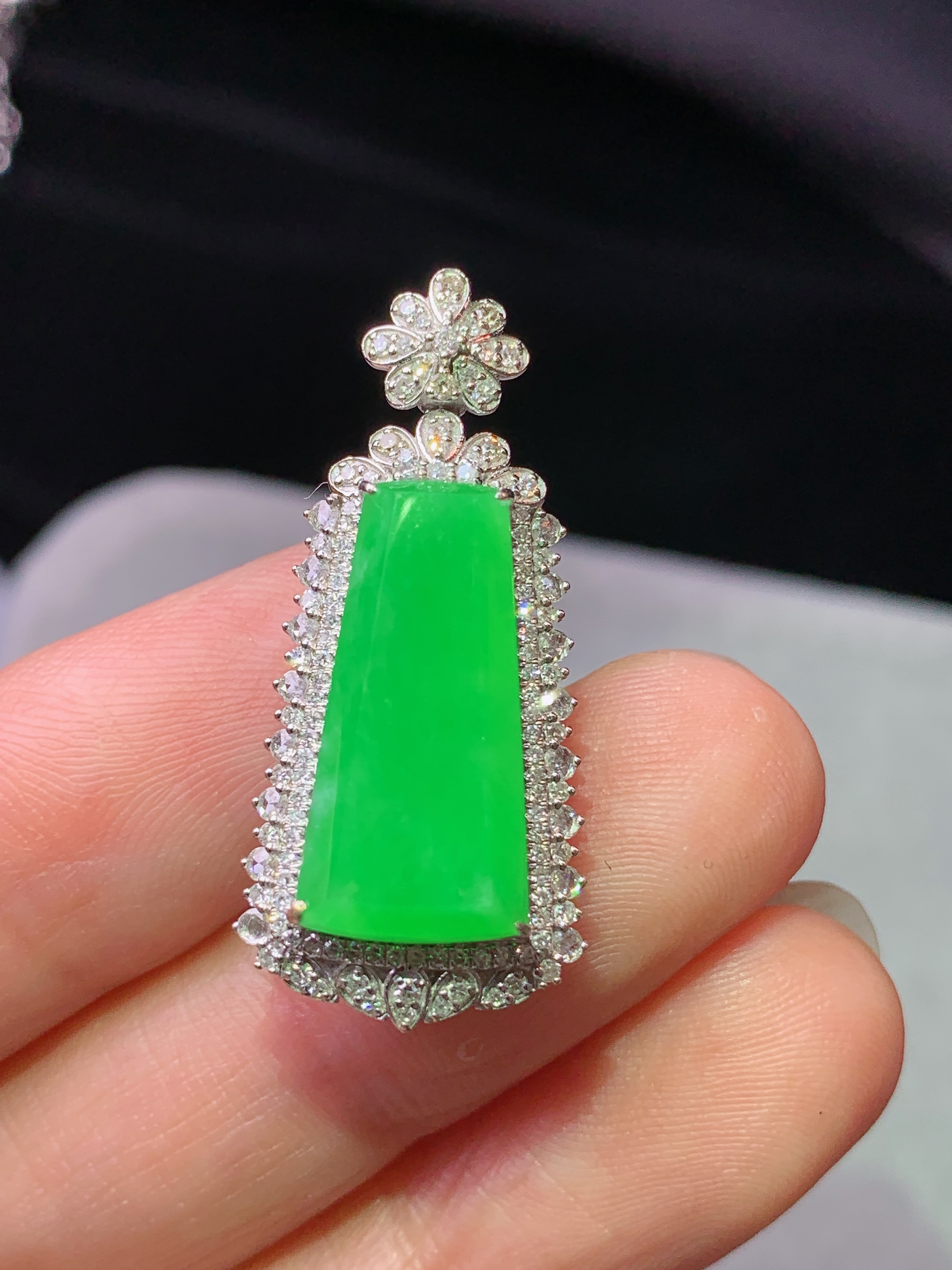 18k金钻镶嵌阳绿无事牌吊坠 玉质细腻 水润亮眼 色泽艳丽 整体尺寸30.6*13.8*9.3k1