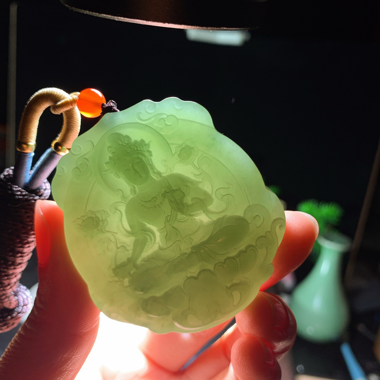 和田玉湖水绿度母菩萨挂件。尺寸53/48/11重61.5克  手推出油。玉质细腻油润。品相大气206413