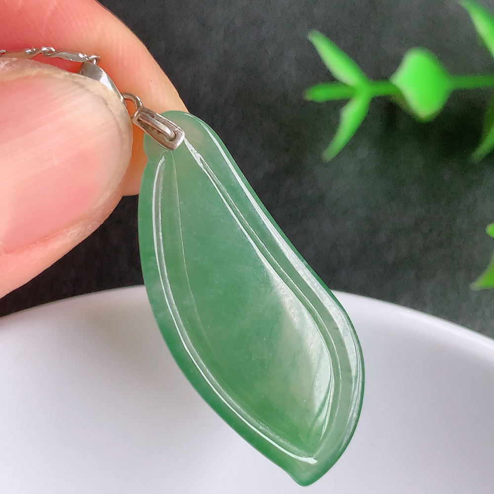 冰润福瓜翡翠吊坠，呱呱来财，福气满满的美好寓意，清新自然  沁人心脾，造型独特，清秀高雅  925银饰扣头  W357.13  尺寸：34.8-14.8-3.8mm