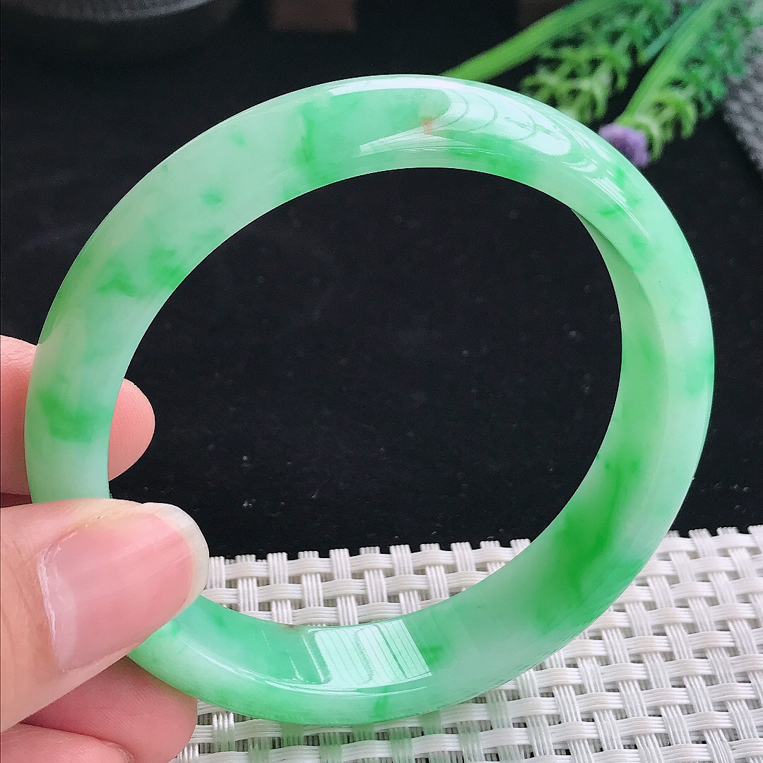 实拍A货翡翠61.5/14.2/8大圈口老坑精美冰润飘阳绿手镯翡翠珍藏玉镯平安镯