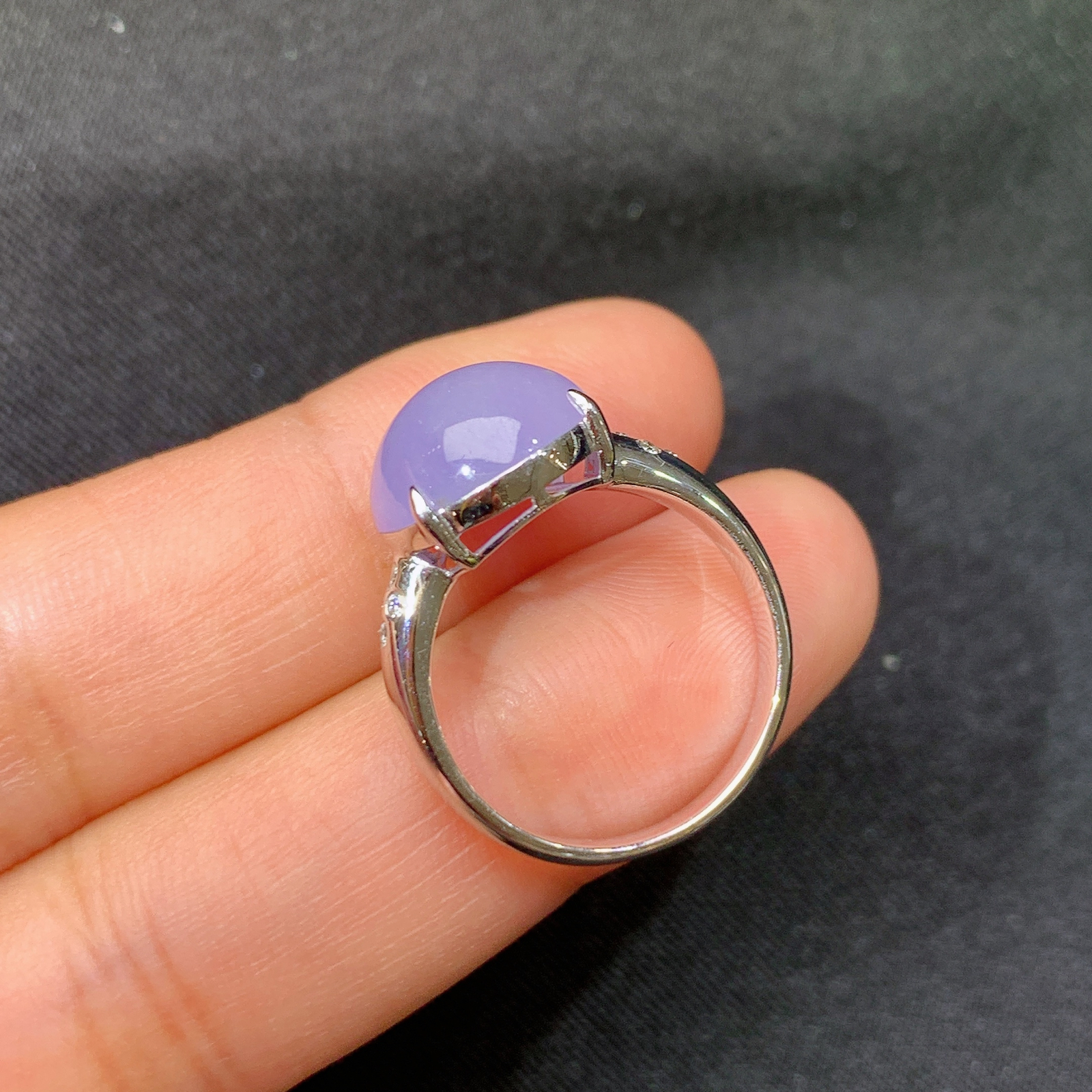 冰紫罗兰蛋面戒指，18k金镶嵌，温润细腻，颜色鲜艳，Ff 尺寸11.8*11.3*5