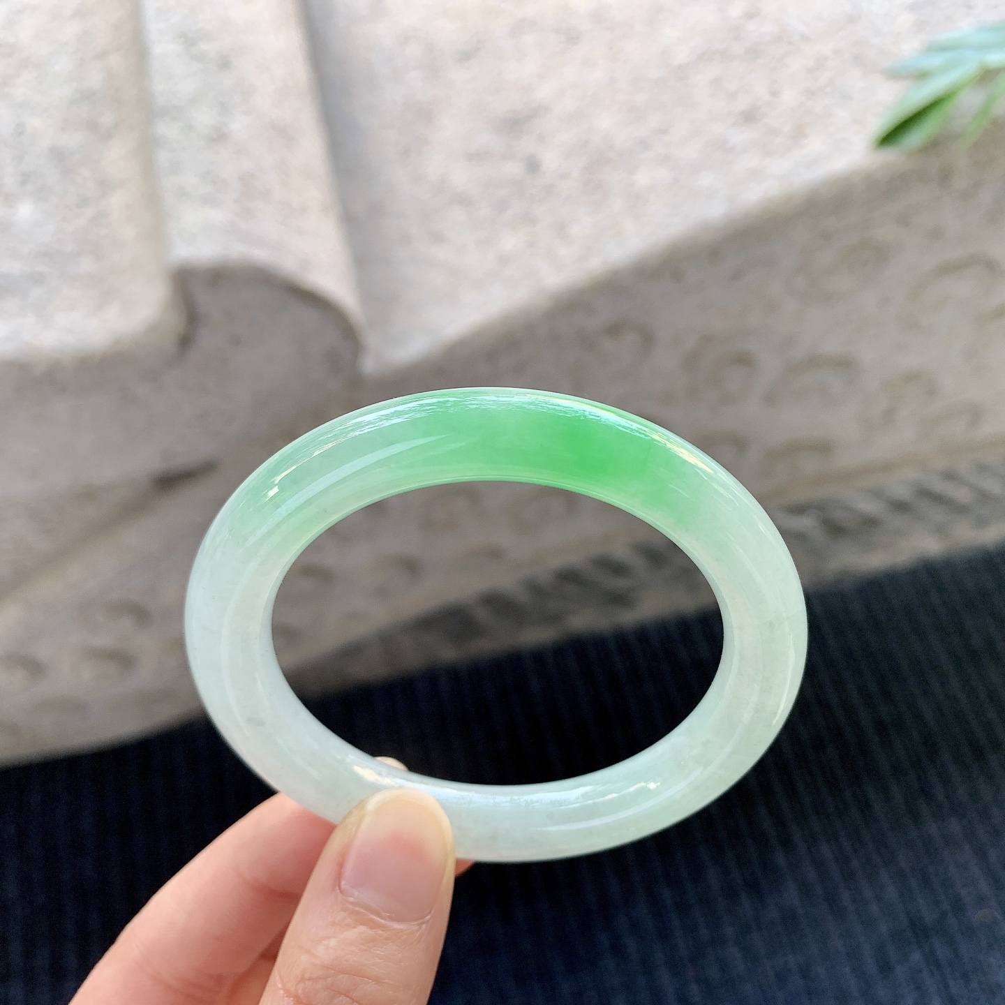 圆条51 52【圈口】52.8/9.2/9.2【编码】YT041069【描述】糯冰飘绿，水润，种老，细腻，有棉纹线