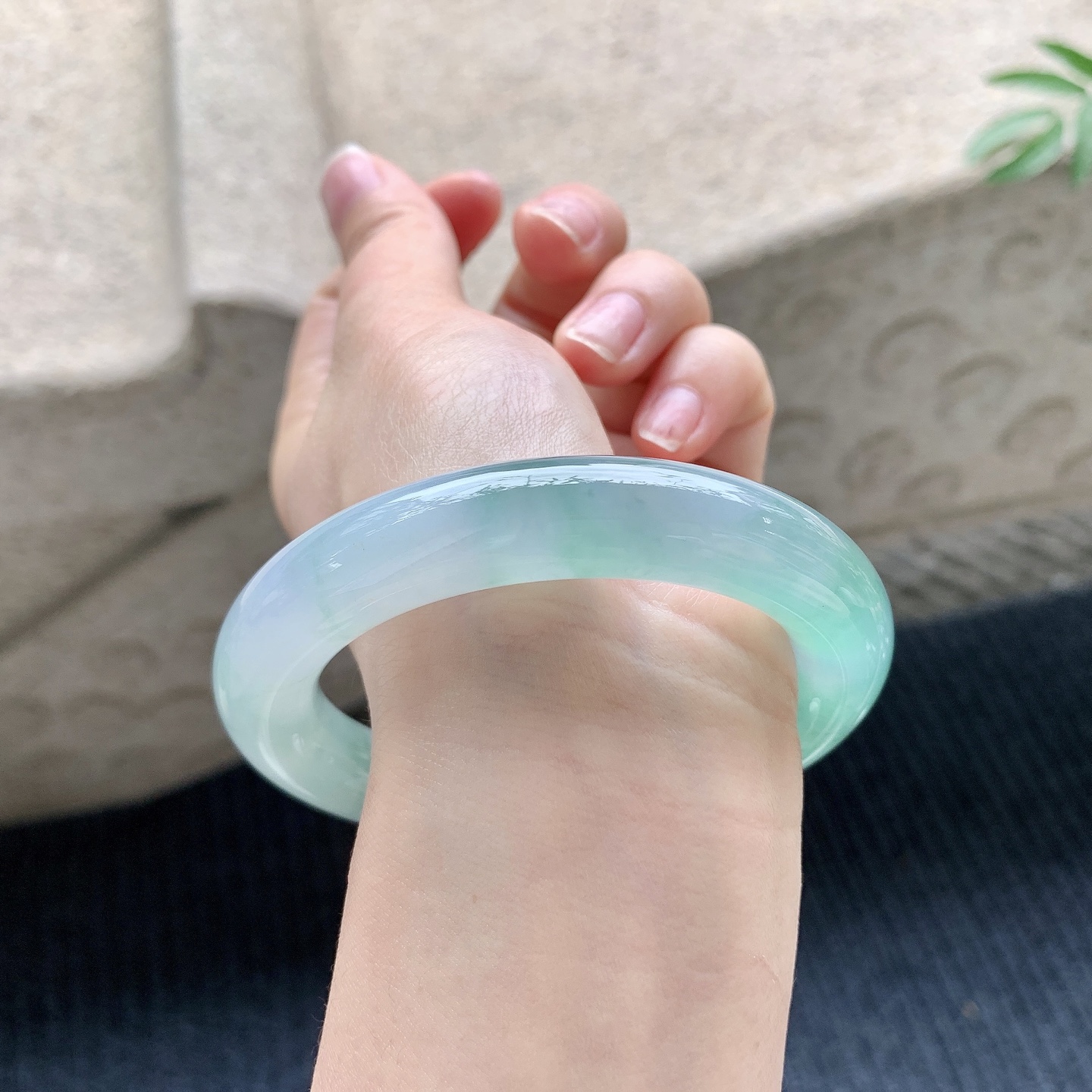 圆条56 57 圈口57.8/12/12 冰糯飘绿，水润，种老，细腻，打灯有絮线BA031101