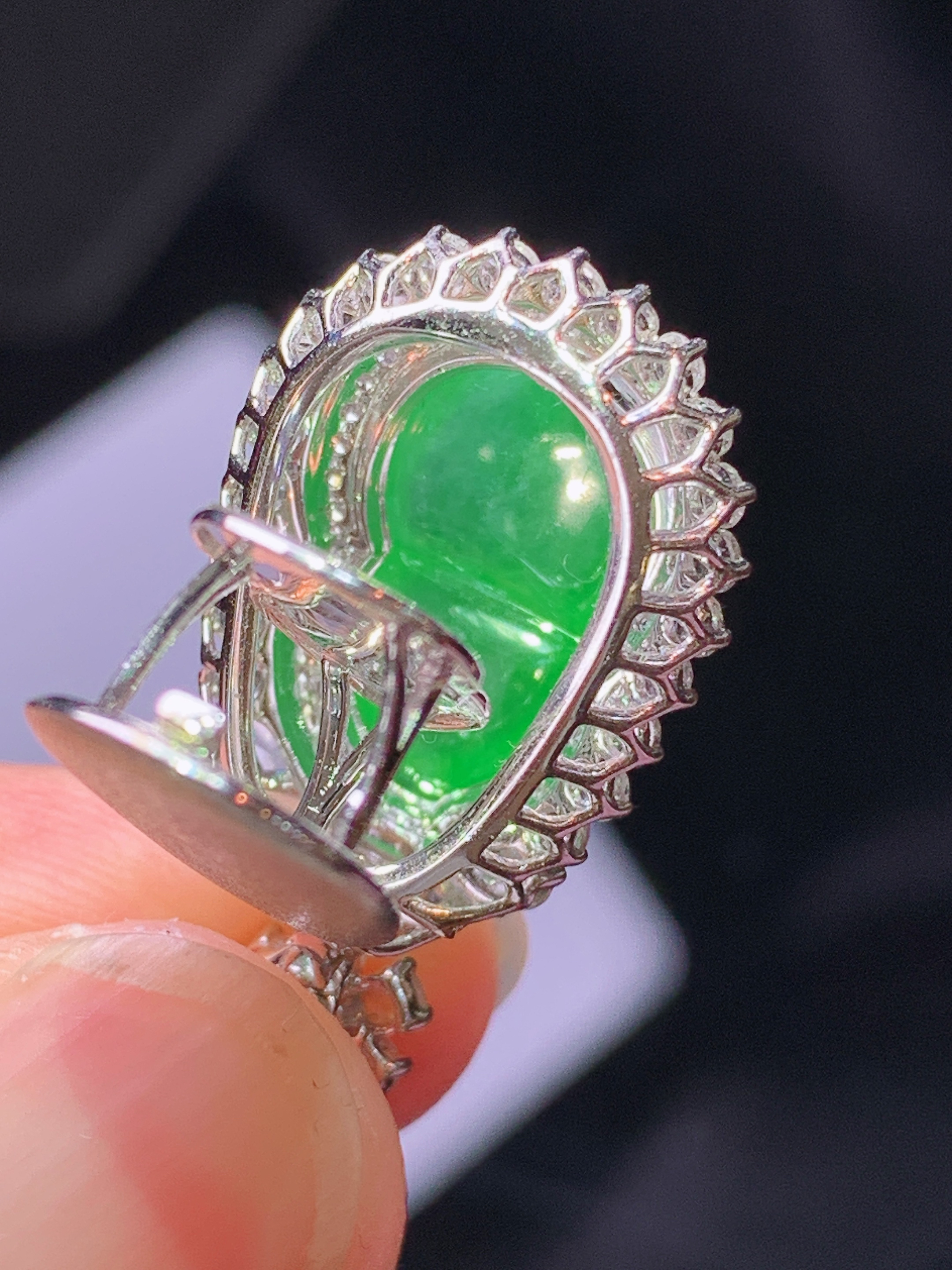 18k金钻镶嵌冰阳绿葫芦吊坠 玉质细腻 水润亮眼 色泽艳丽 整体尺寸24.5*15.2*11.5z1